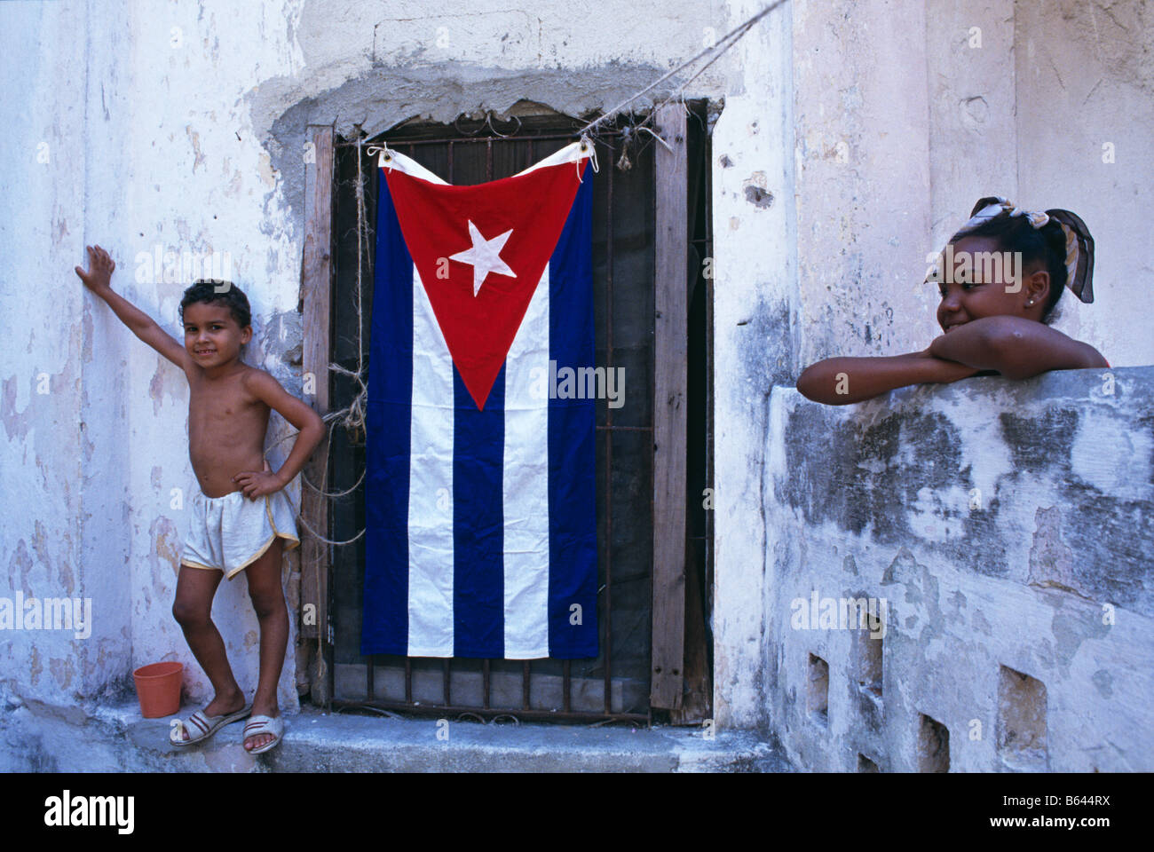 Les jeunes enfants avec drapeau de Cuba, La Havane, Cuba 1993 Banque D'Images