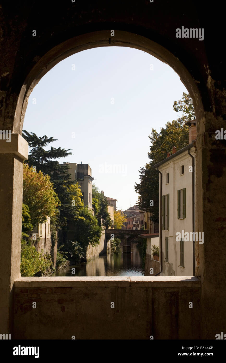 Un canal traverse un quartier résidentiel de Mantoue Mantova Lombardia Lombardia Italie Banque D'Images