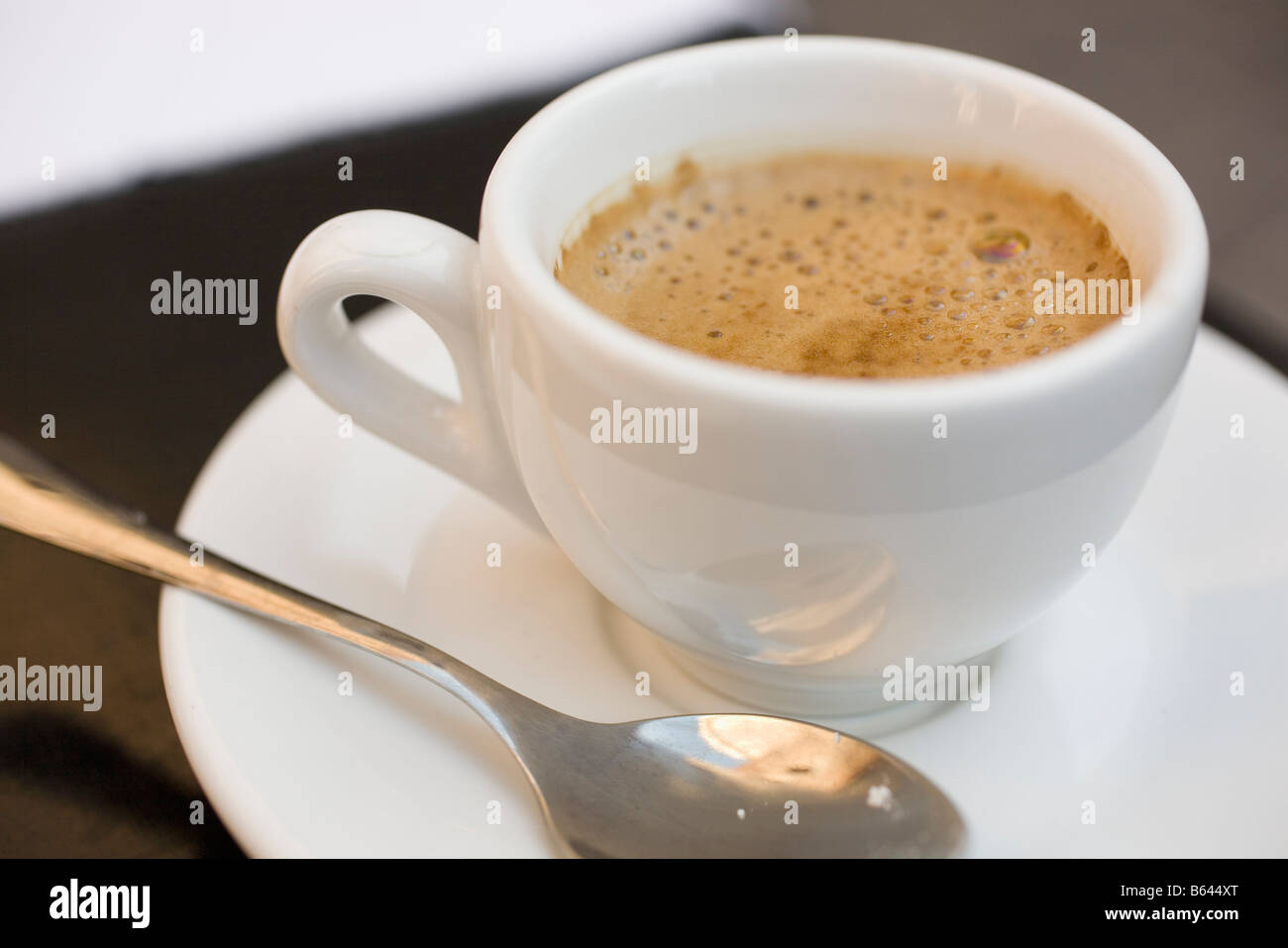 Une tasse de l'orzo espresso à un café à Mantoue, Italie Banque D'Images