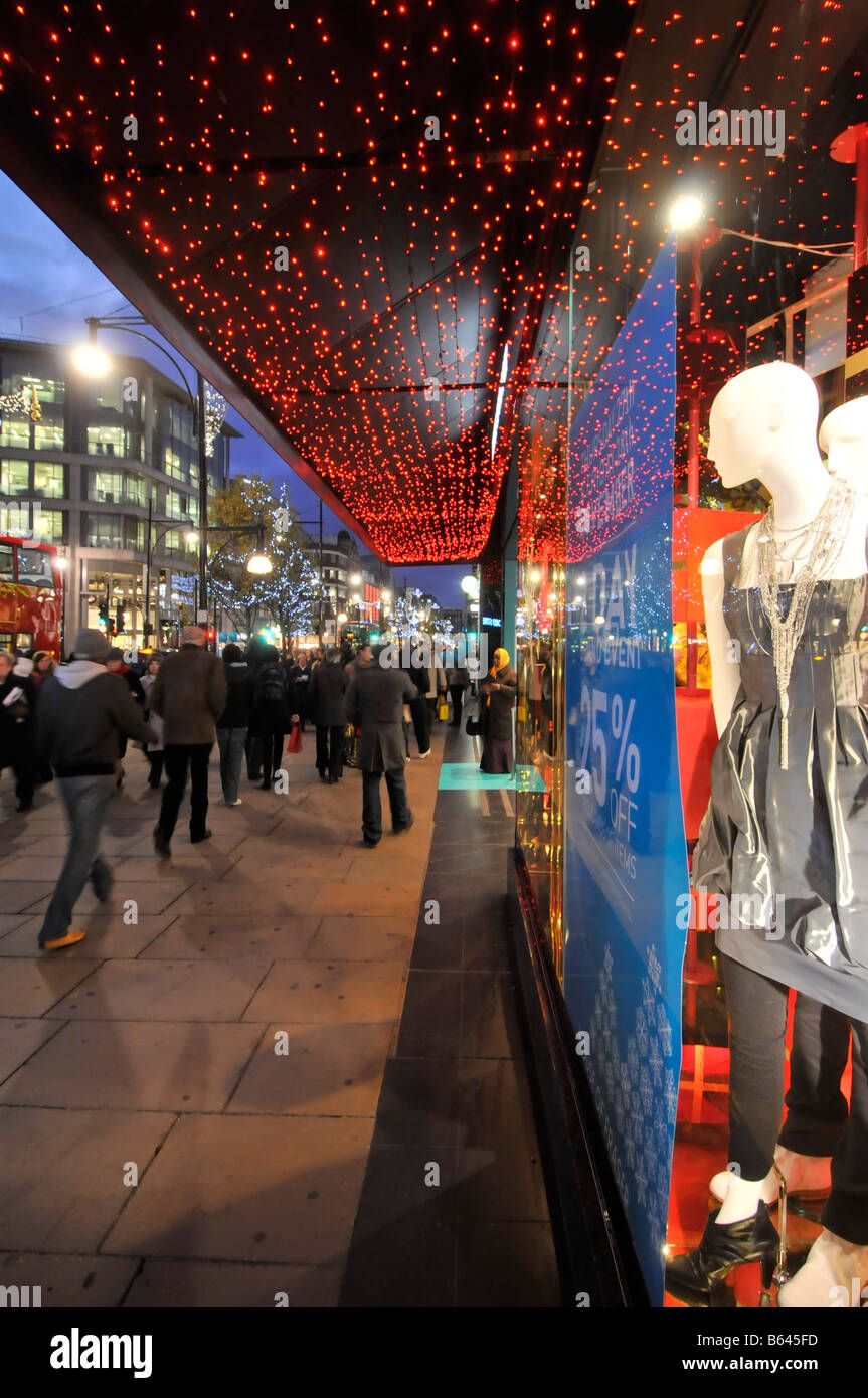 Les lumières de Noël et les réflexions dans l'affichage de la fenêtre d'achat magasin cadeau de noël idée de shopping à Oxford Street London England uk chaussée Banque D'Images