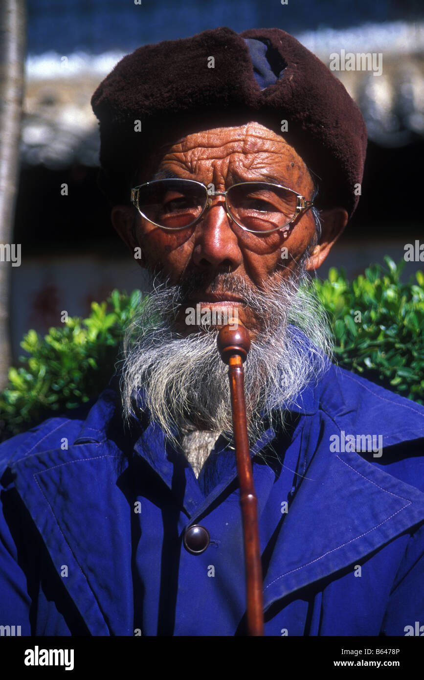 Vieux chinois avec tuyau et portant costume mao bleu à Lijiang Yunnan, Chine Banque D'Images