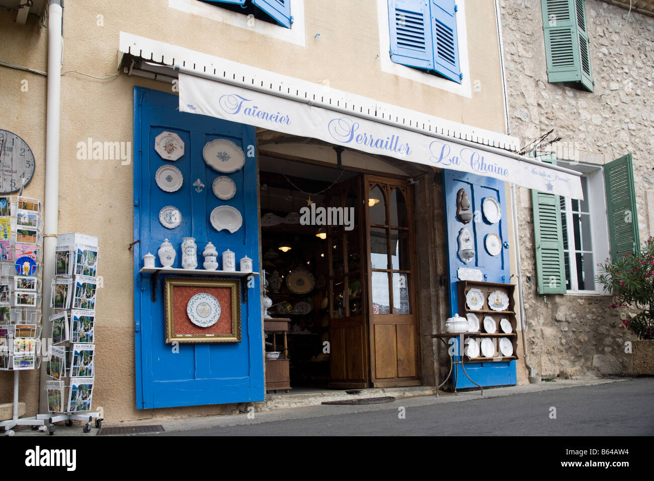 Atelier de faïence : carreaux de faïence store, magasin de poterie. Moustiers Sainte Marie, Haute Provence, France Banque D'Images