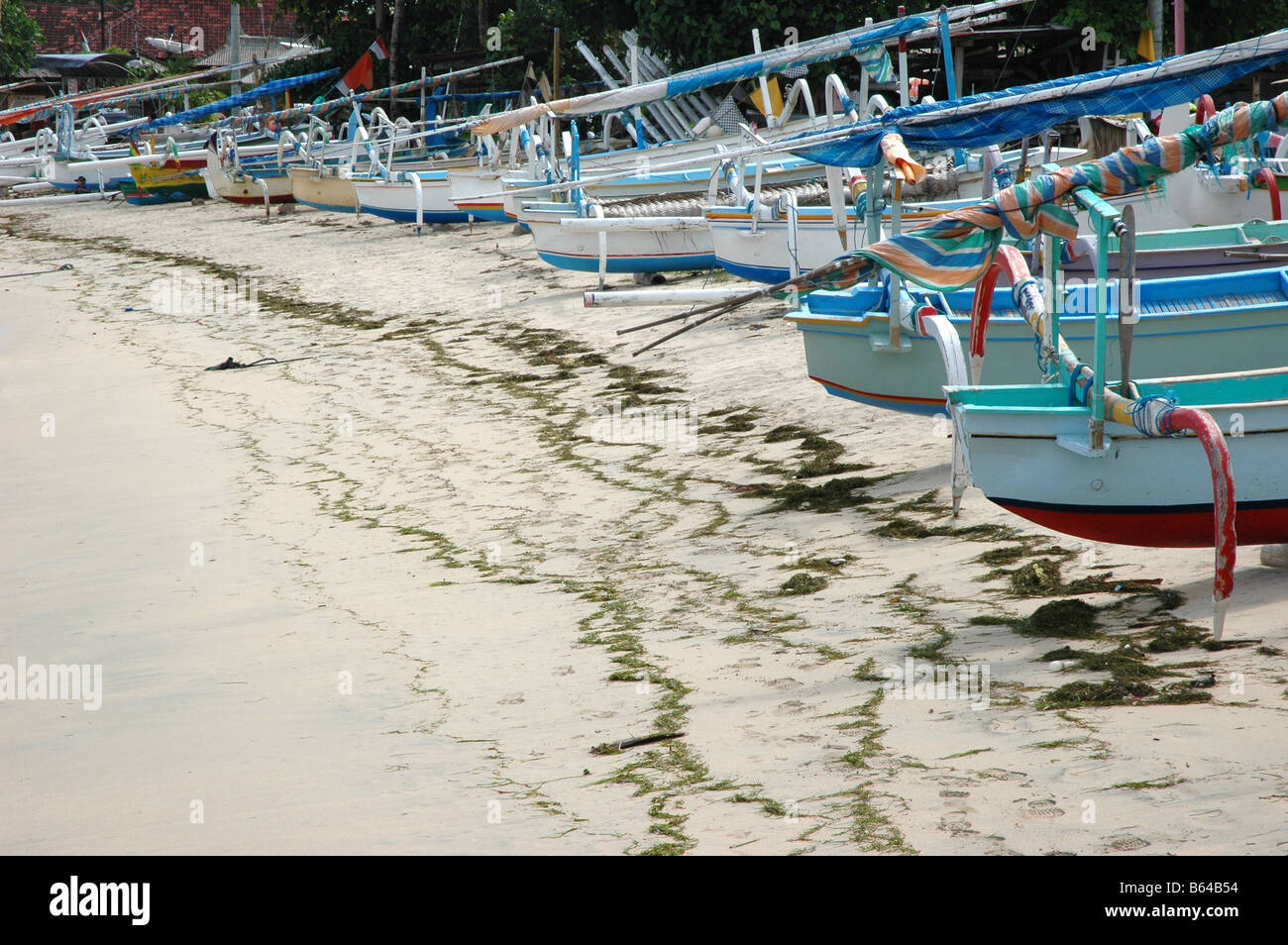 Des barques de pêche sur la plage, à Bali Banque D'Images