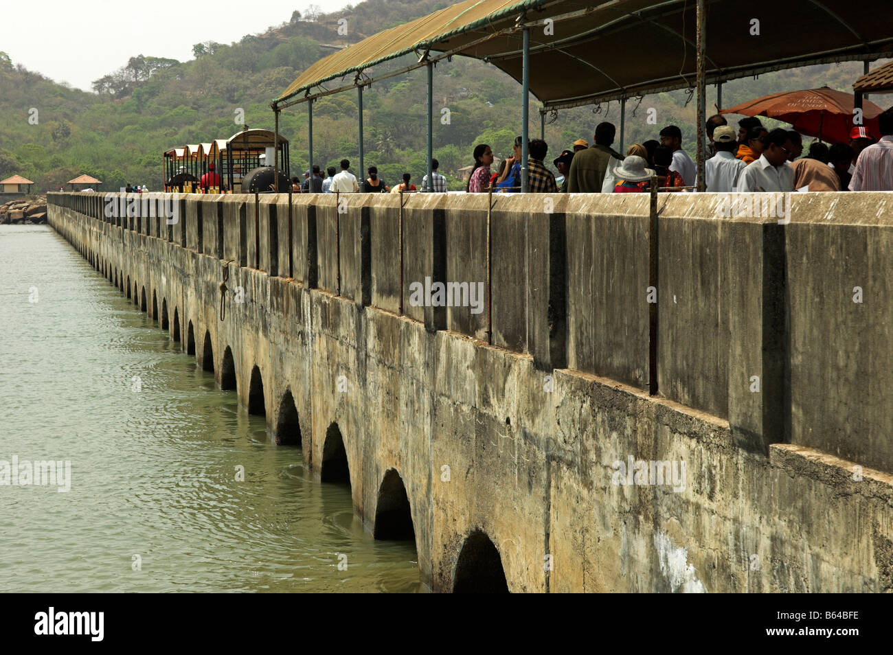 Sur la jetée de l'île d'Elephanta Mumbai Inde Banque D'Images