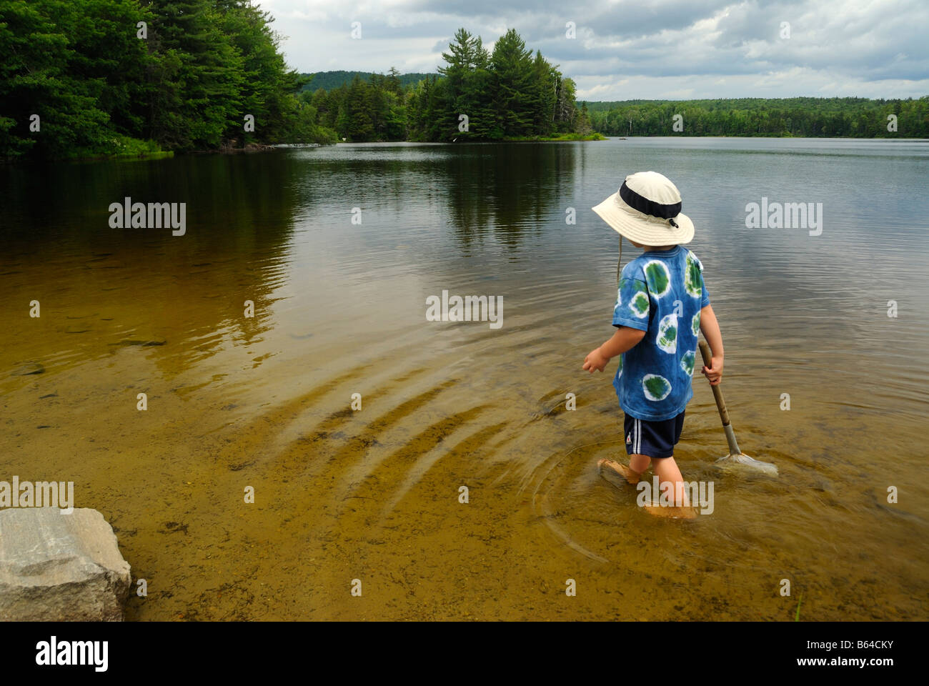 Garçon avec Lac net Wantastiquet Vermont Banque D'Images