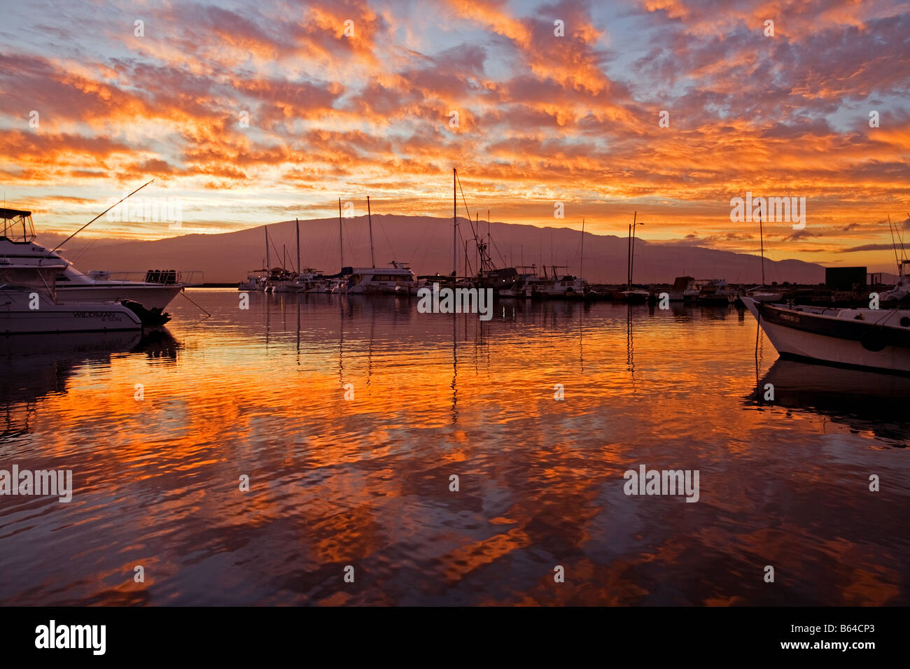 Un lever de soleil spectaculaire à Ma'alaea Boat Harbour, Maui, Hawaii. Banque D'Images