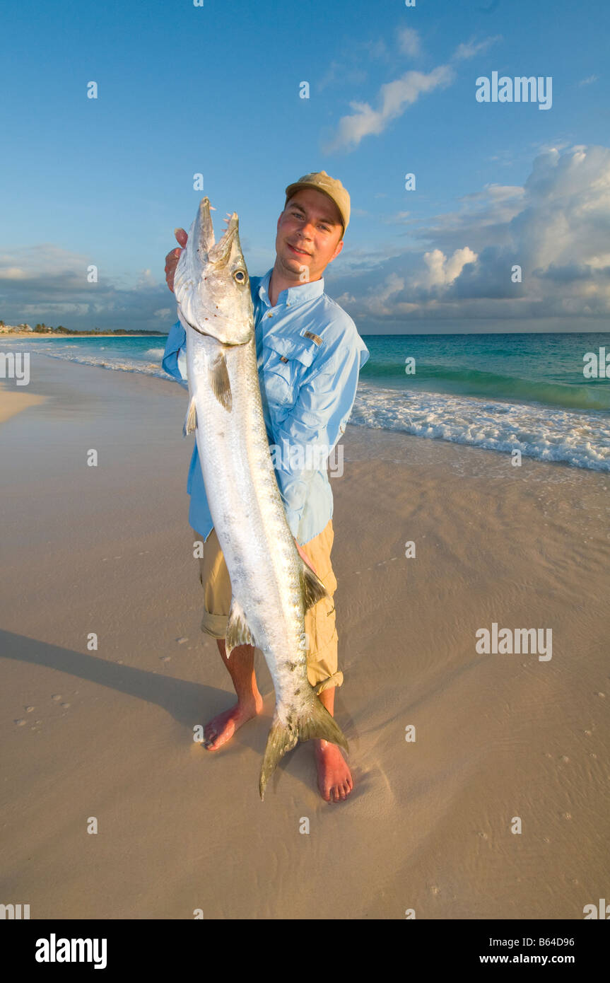 Caraïbes République dominicaine Homme contient jusqu'grand barracuda pris  de la plage M Photo Stock - Alamy