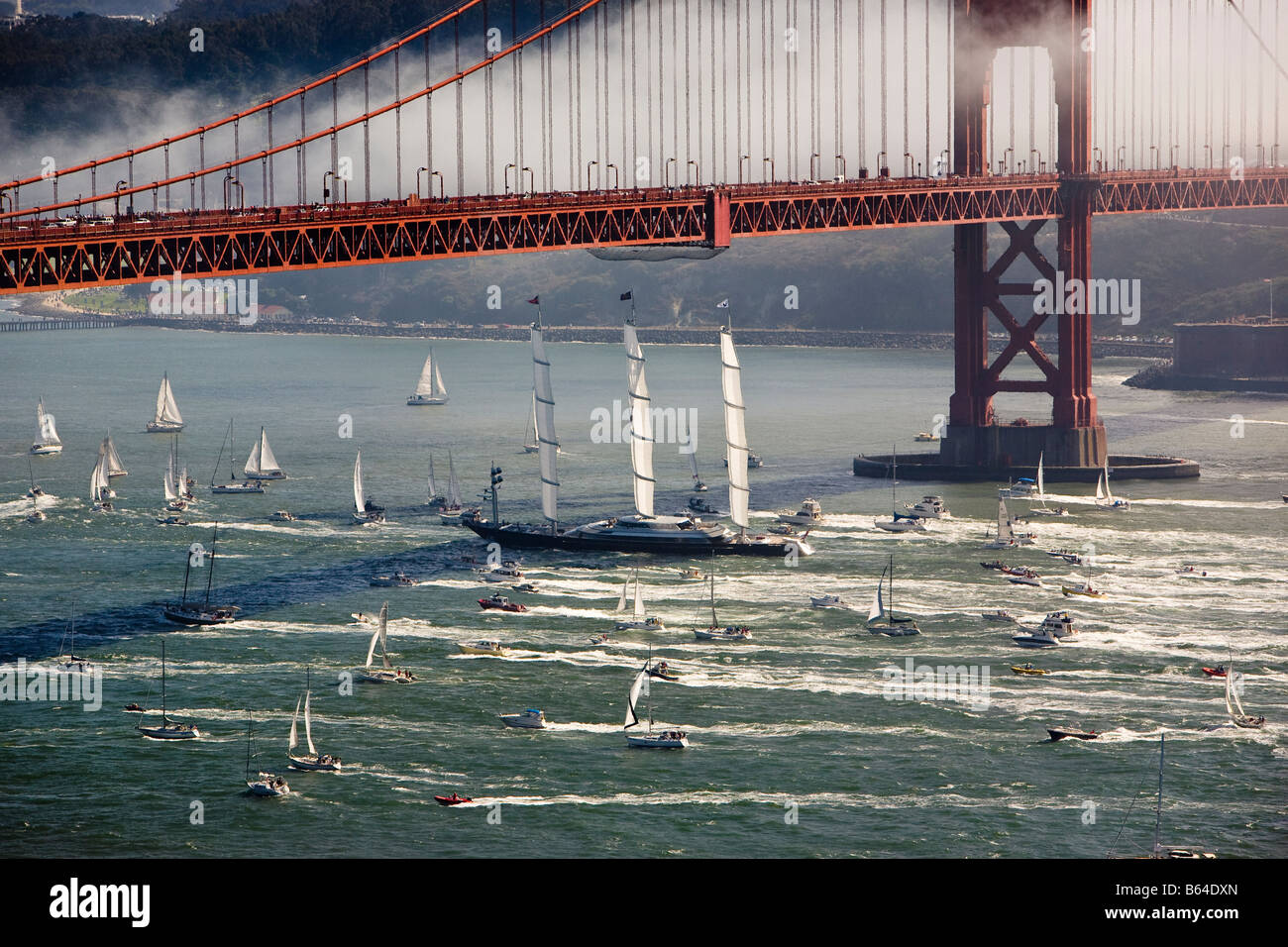 Maltese Falcon private yacht à voile entre dans la baie de San Francisco sous le Golden Gate Bridge Banque D'Images