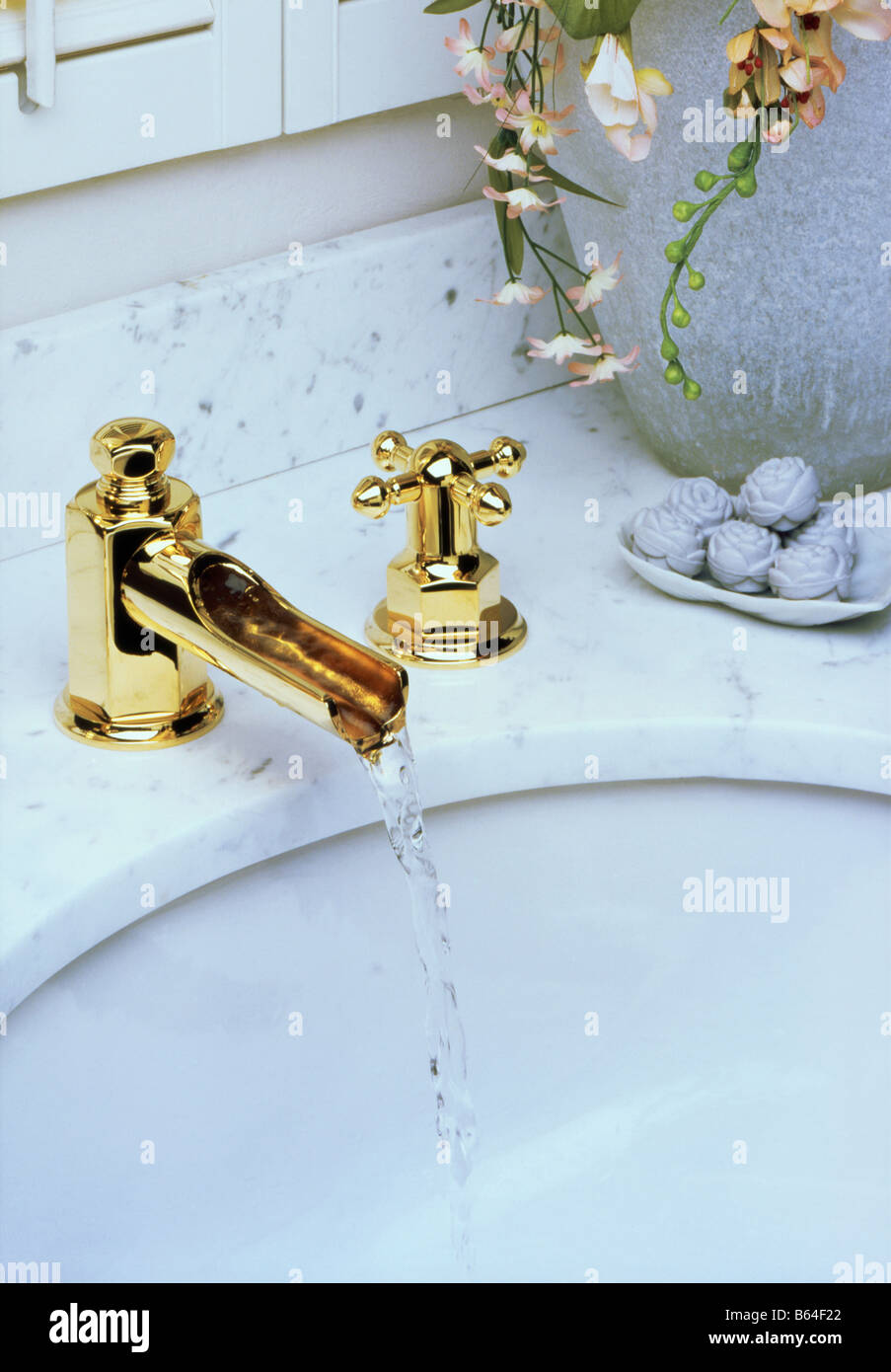 Le robinet de salle de bain moderne (plus grande taille disponible - à partir de 4x5 Moyen format) Banque D'Images Le robinet de salle de bain moderne (plus grande taille disponible - à partir de 4x5 Moyen format) Banque D'Images