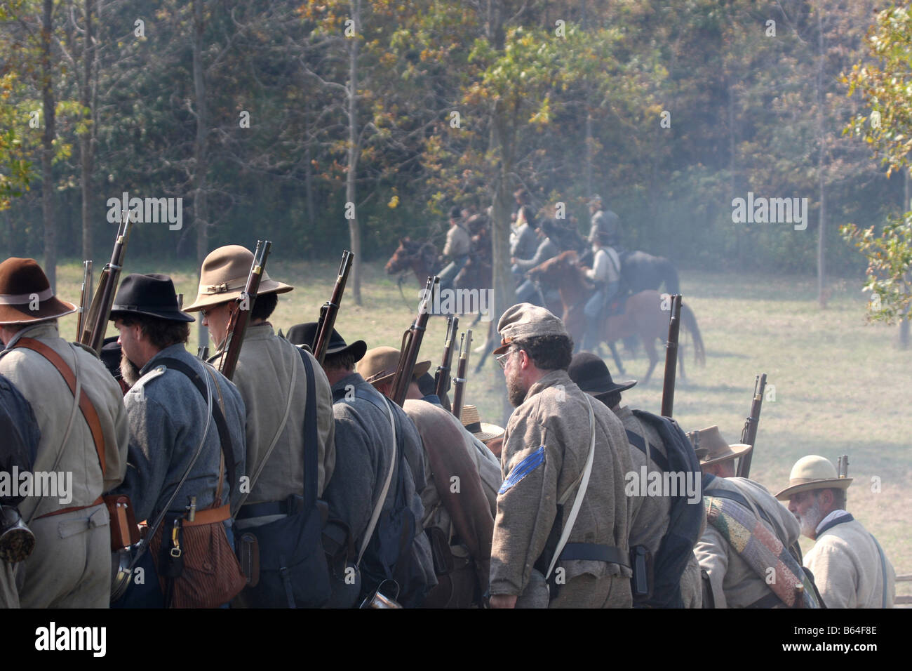 Les soldats confédérés en première ligne dans la bataille dans la guerre civile à la reconstitution Wade House Greenbush au Wisconsin Banque D'Images