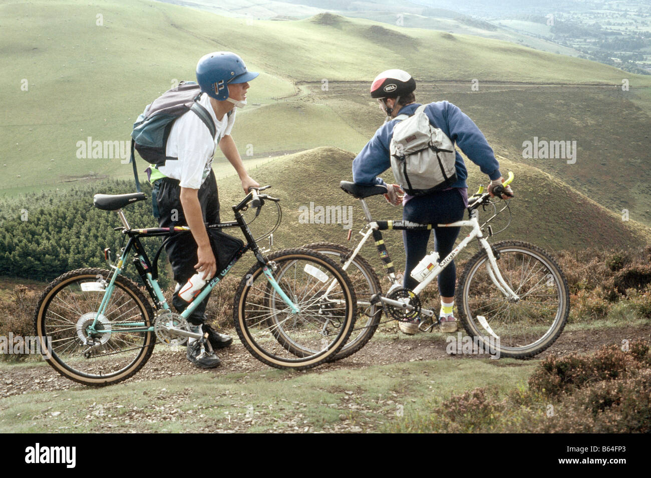 Les cyclistes de montagne sur le Pennine Way au Yorkshire Banque D'Images