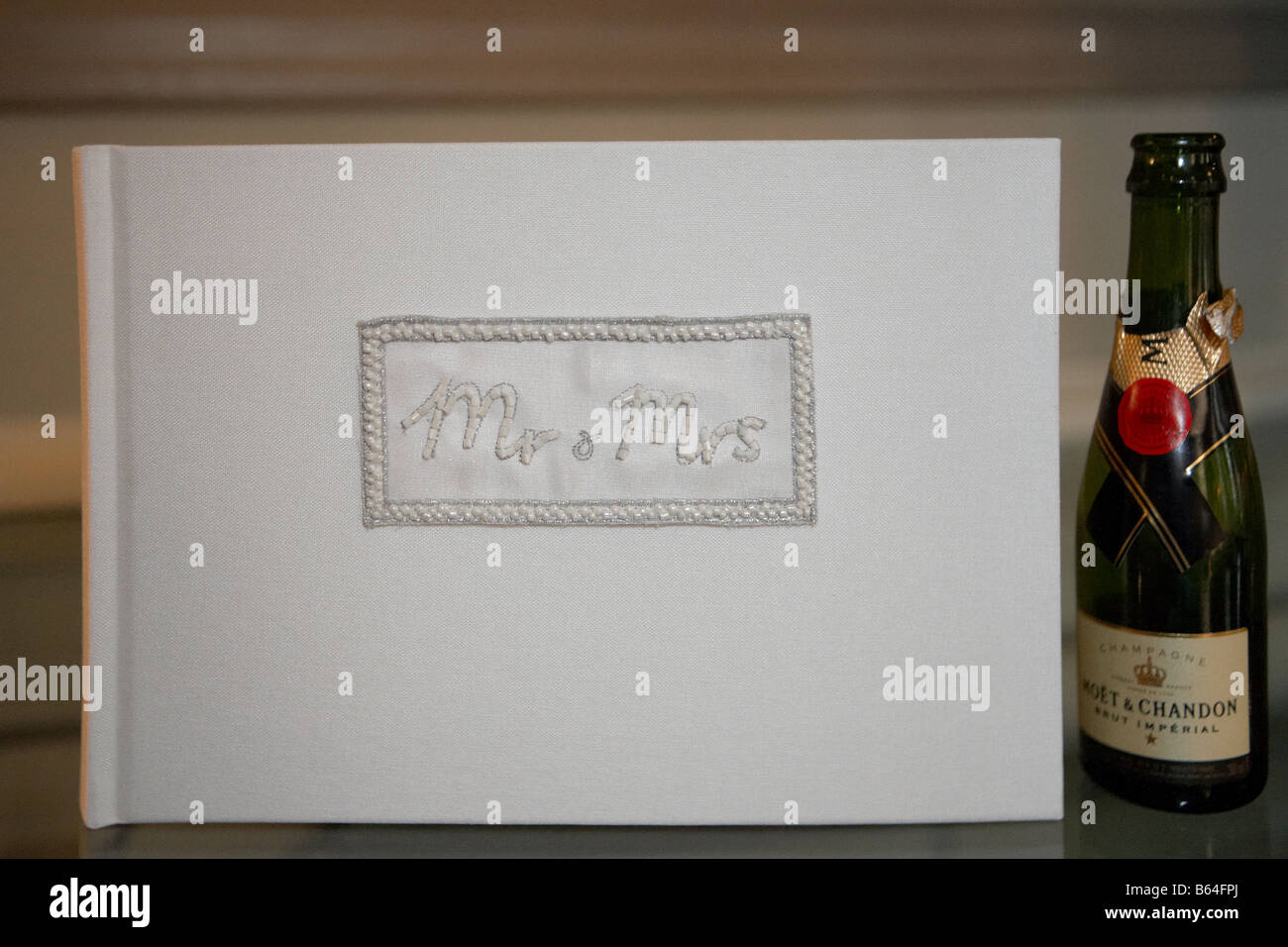 Moet Chandon Mr Mme Wedding guest book Banque D'Images