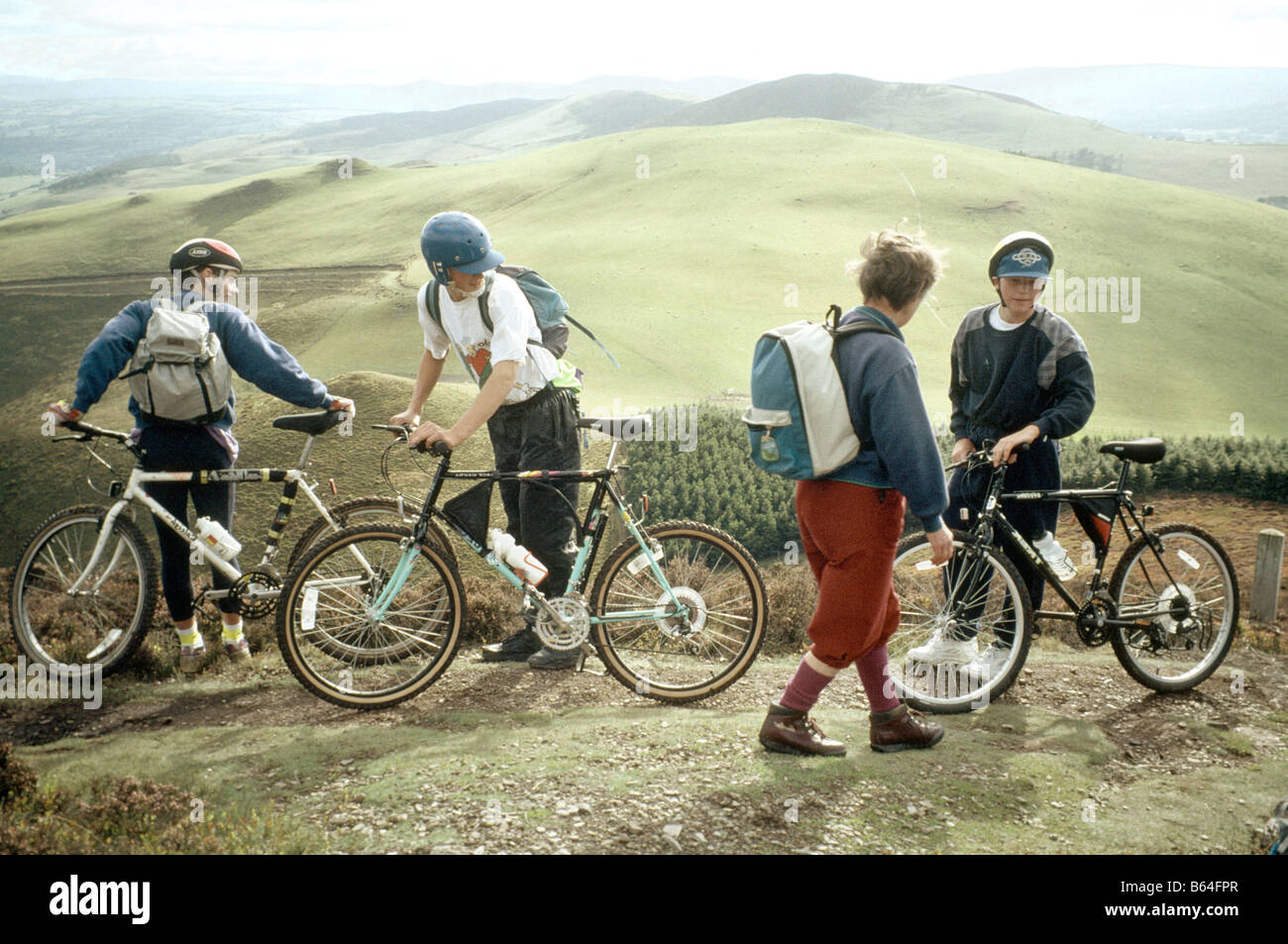 Les cyclistes de montagne sur le Pennine Way au Yorkshire Banque D'Images