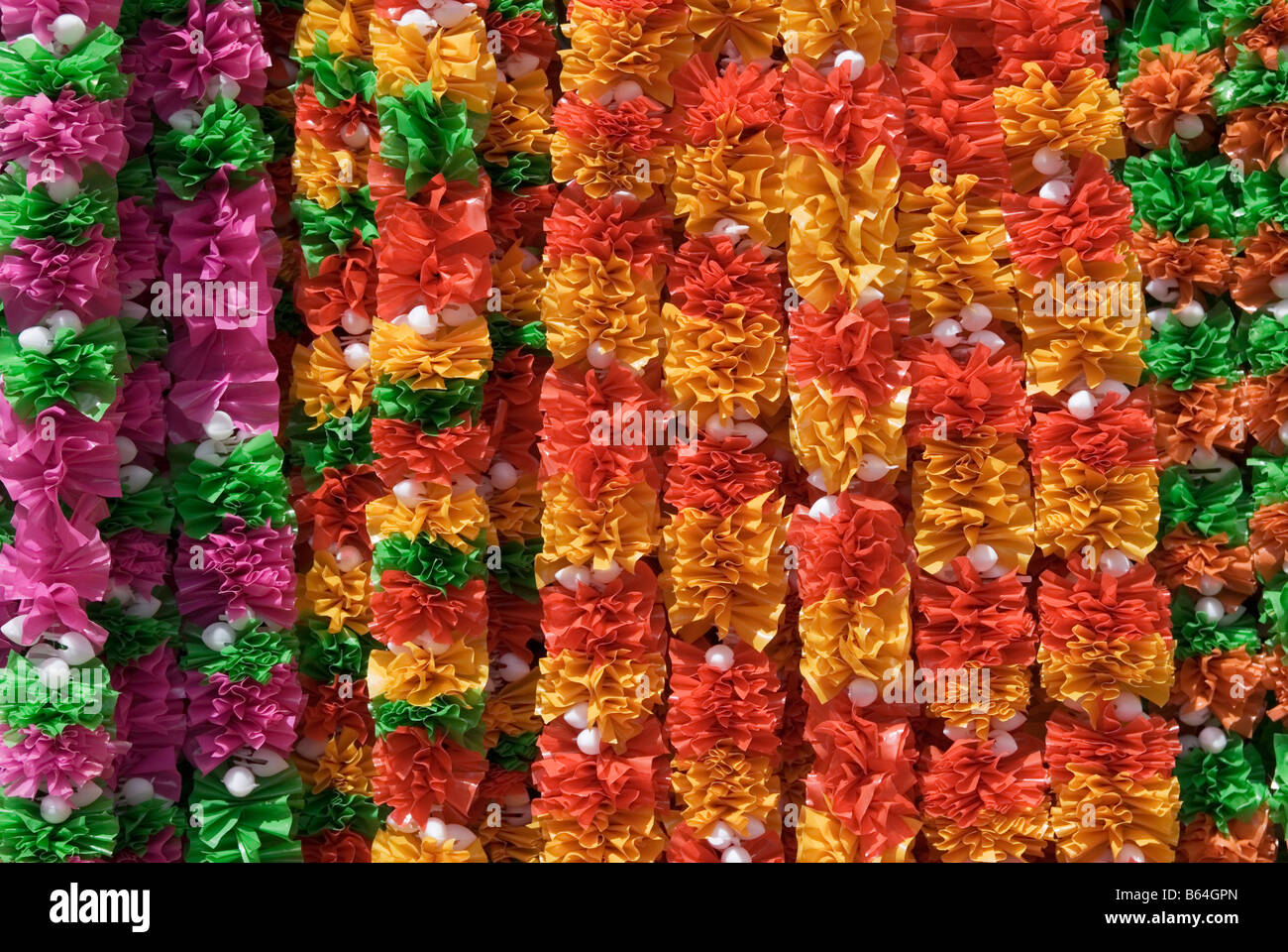 La pendaison colorés des guirlandes de fleurs artificielles, symboles de fête à Singapour's Little India Banque D'Images