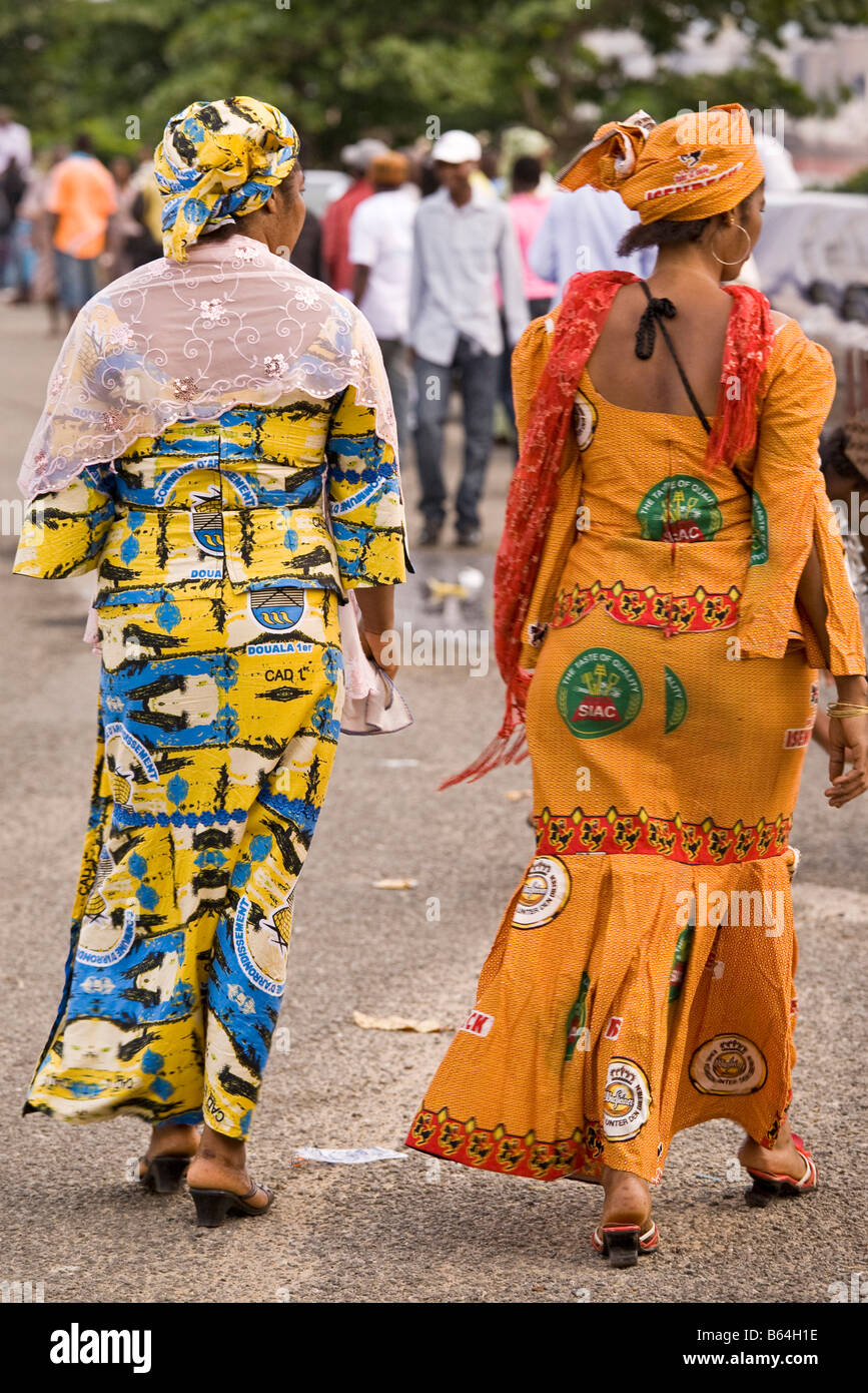 Les femmes en costume traditionnel, Douala, Cameroun, Afrique Banque D'Images