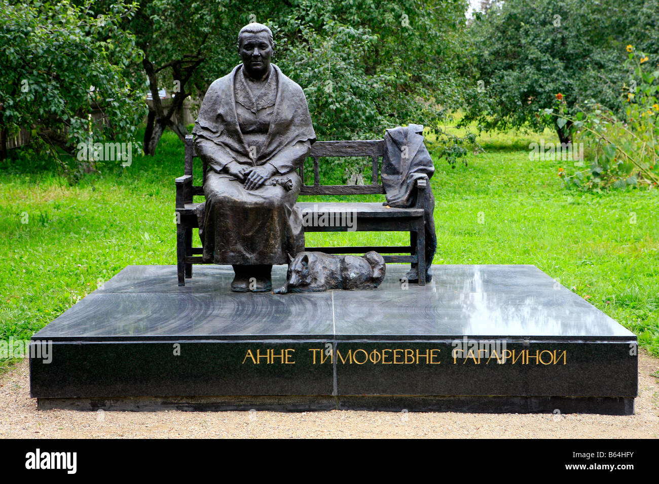 Monument à Anna Timofeyevna Gagarina (1903-1984), mère du premier humain dans l'espace Youri Gagarine à 3068 (anciennement Klushino), Russie Banque D'Images