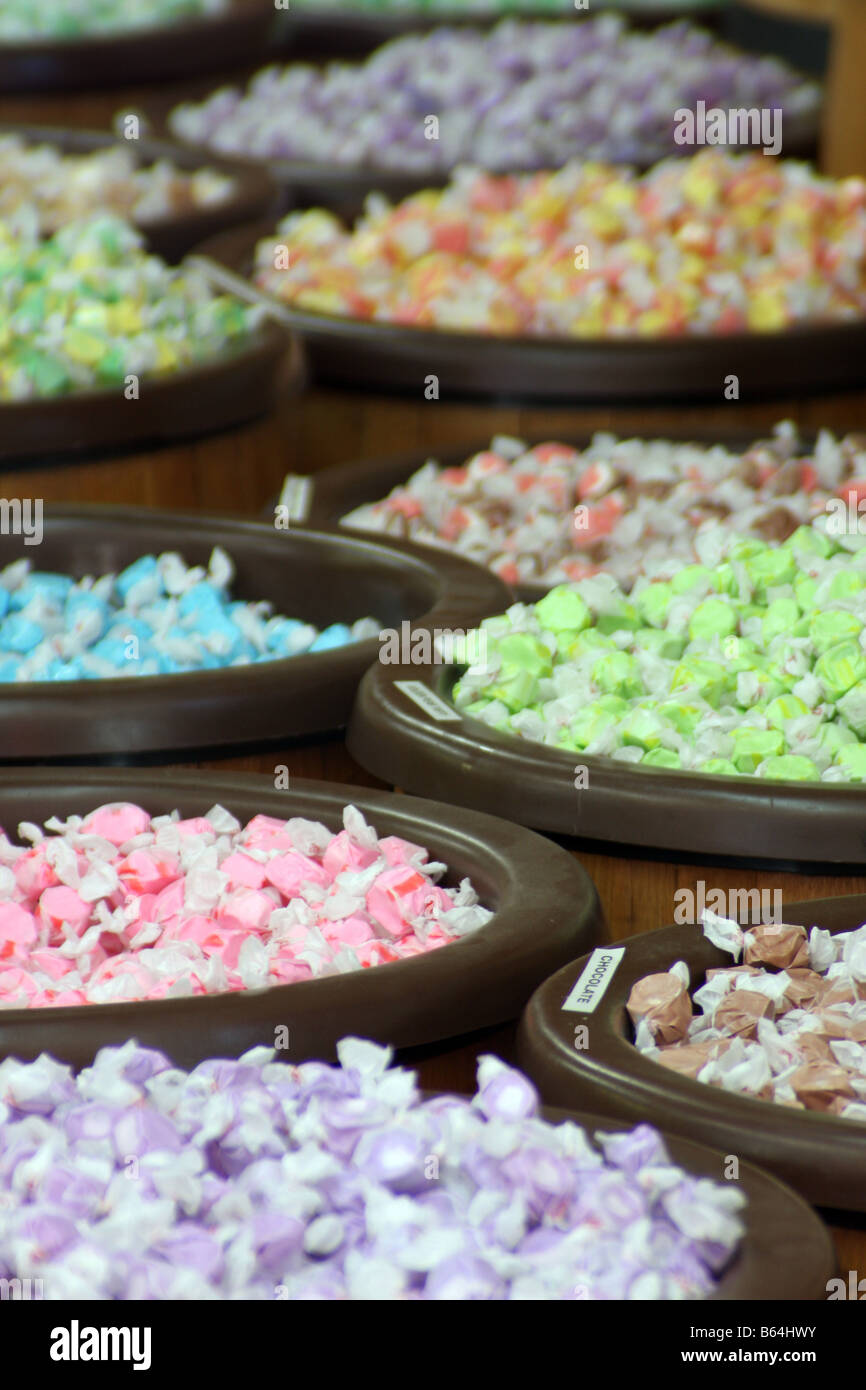 Barils de taffy candy dans de nombreuses couleurs à focale courte avec du chocolat à la Banque D'Images