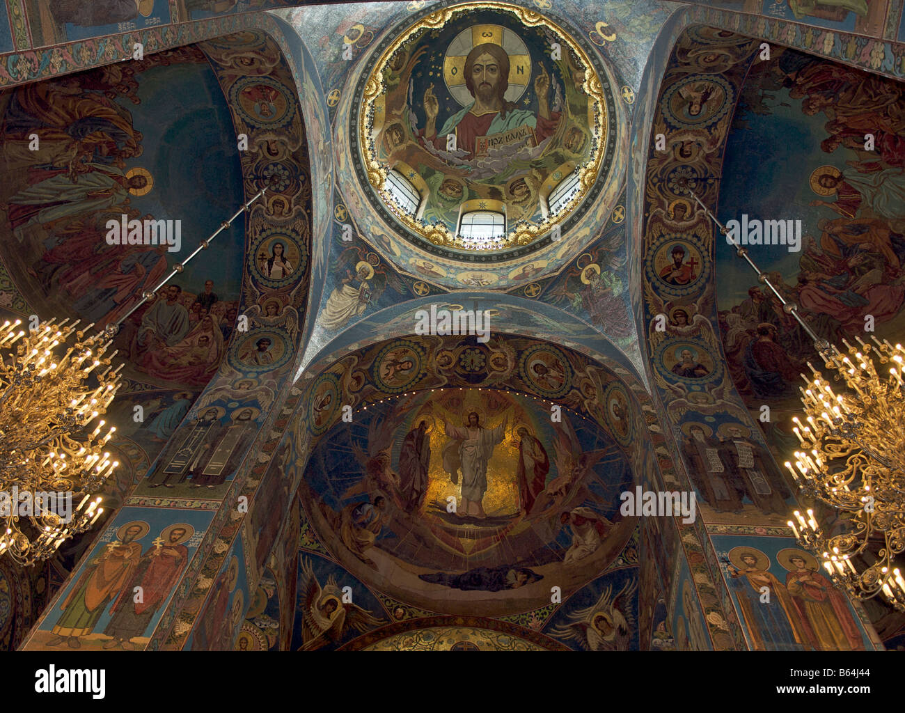 Plafond de l'intérieur sur le sang de l'église St Petersburg Russia Banque D'Images