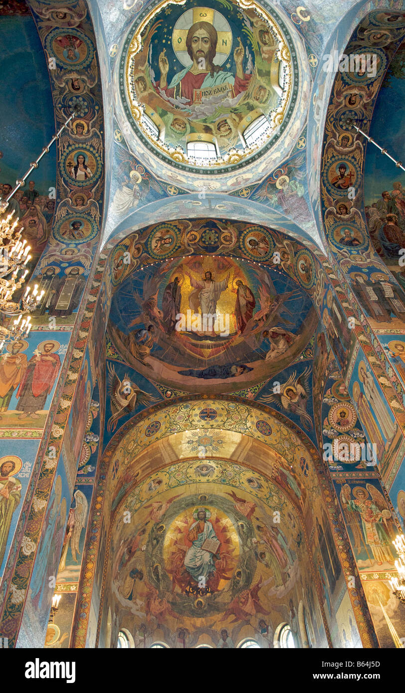 Plafond de l'intérieur sur le sang de l'église St Petersburg Russia Banque D'Images