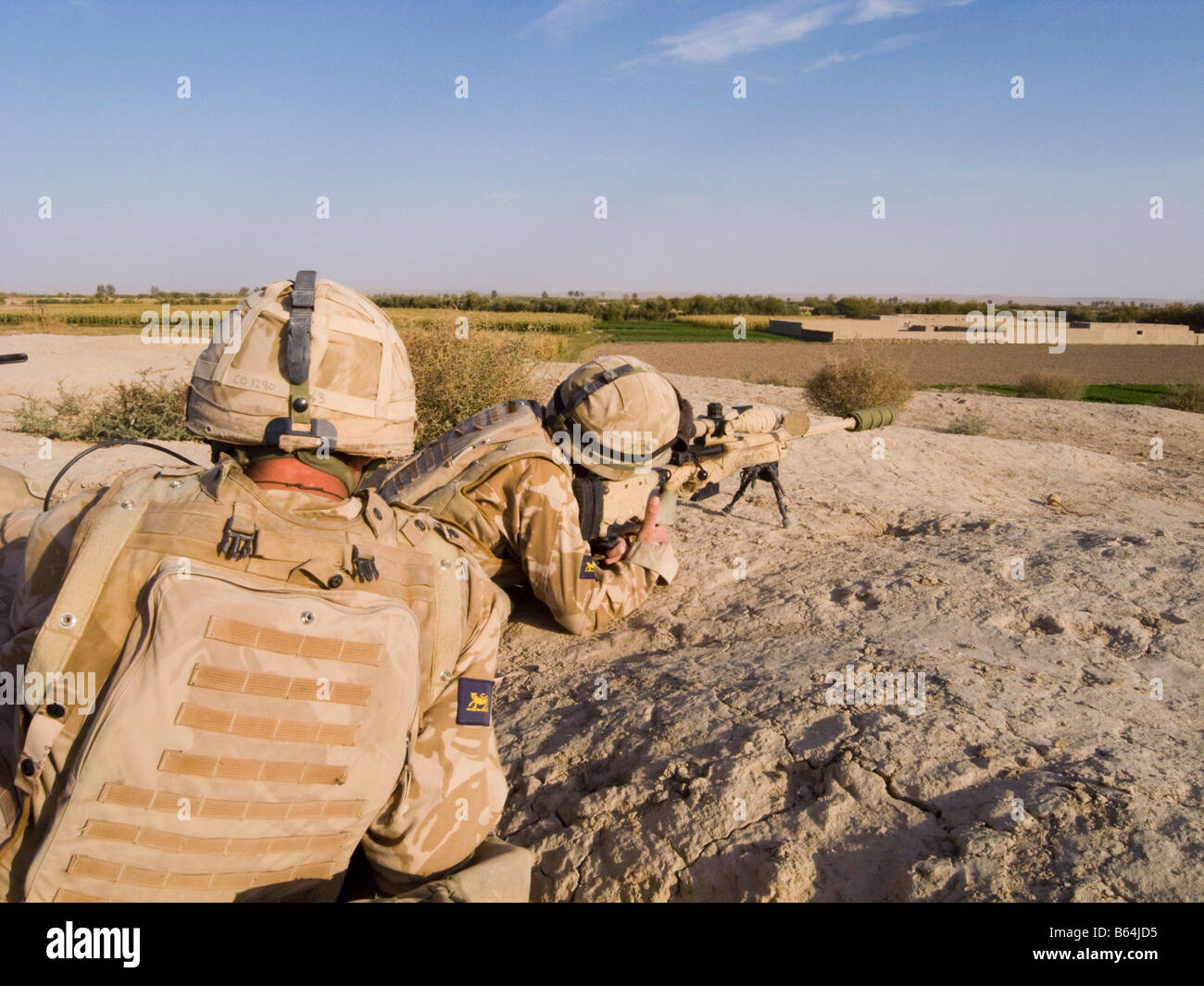 Sniper britannique à la vue par le port de casque et l'armure de corps dans la province de Helmand en Afghanistan Banque D'Images