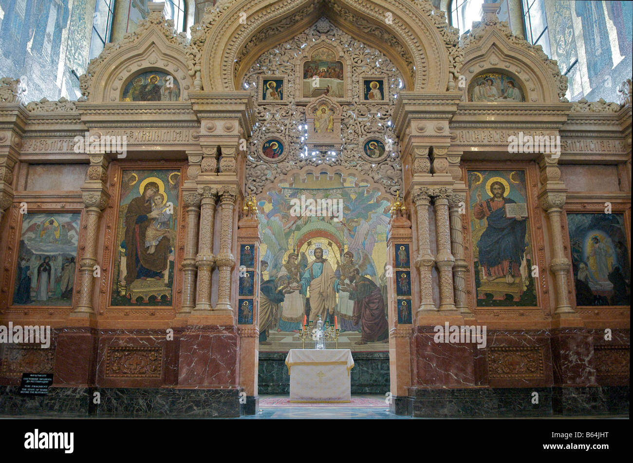 Sur les murs de la peinture intérieure du Christ et des Apôtres sur le sang de l'église St Petersburg Russia Banque D'Images