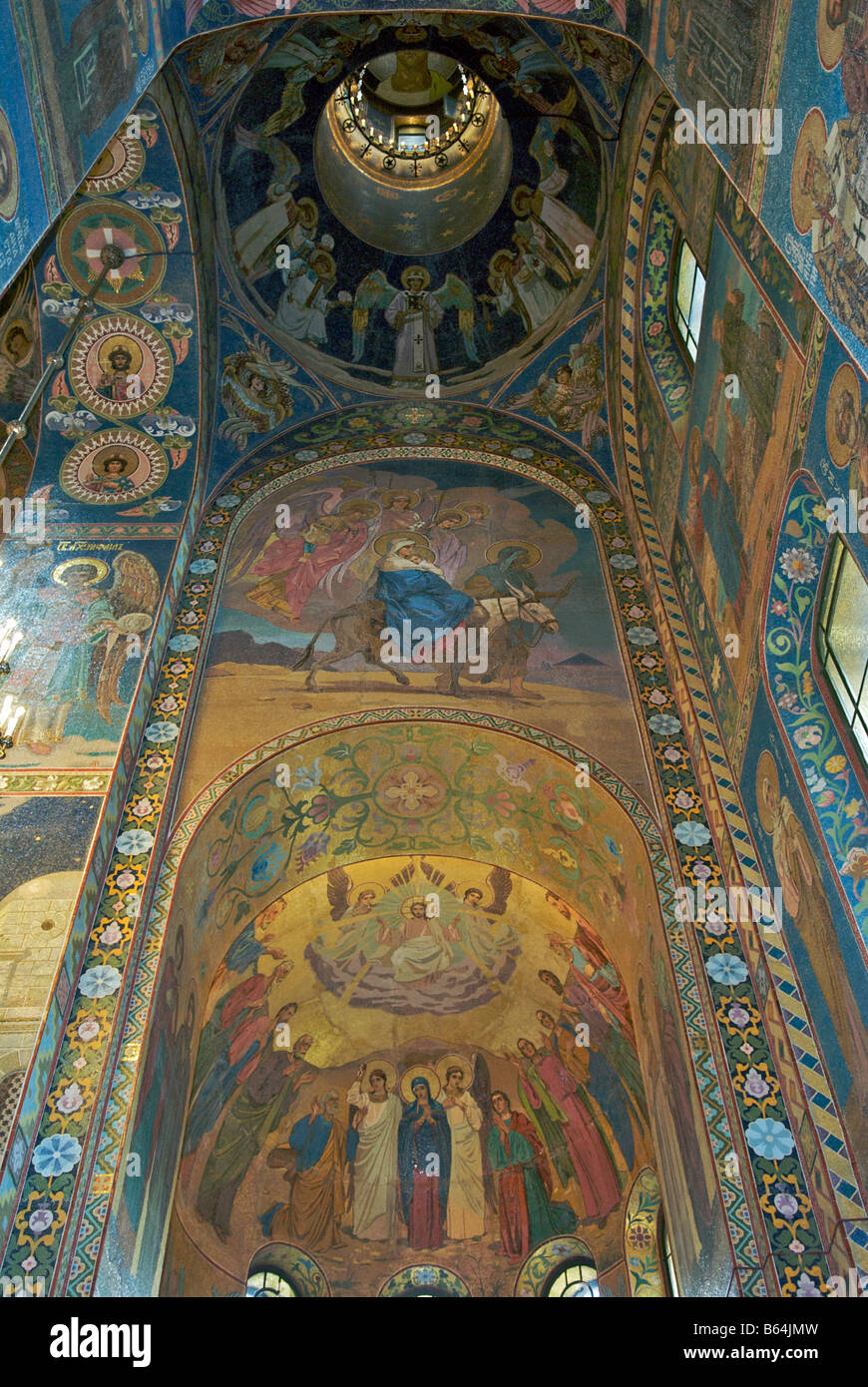 Plafond de l'intérieur sur le sang de l'église St Petersburg Russia Banque D'Images