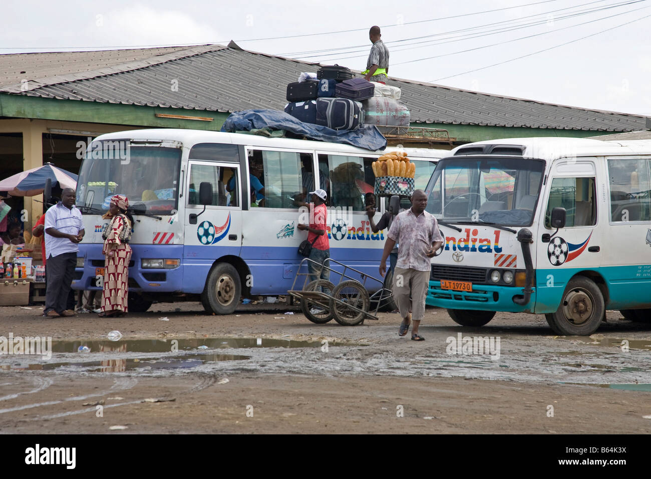 Passagers et bagages en minibus à la gare routière de Douala, Cameroun, Afrique Photo Stock Alamy