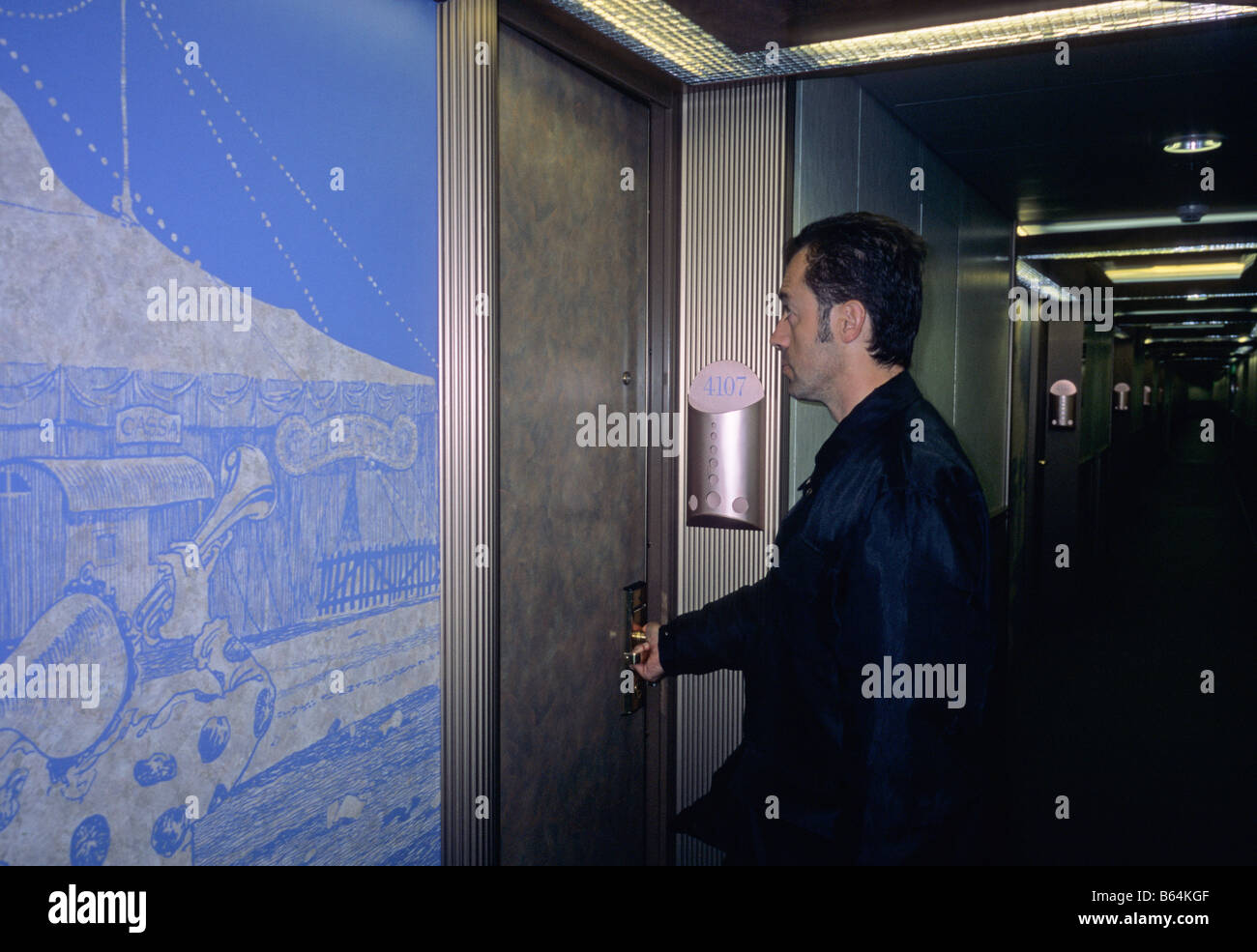 Un passager du navire de croisière ouvrant la porte de sa cabine Banque D'Images