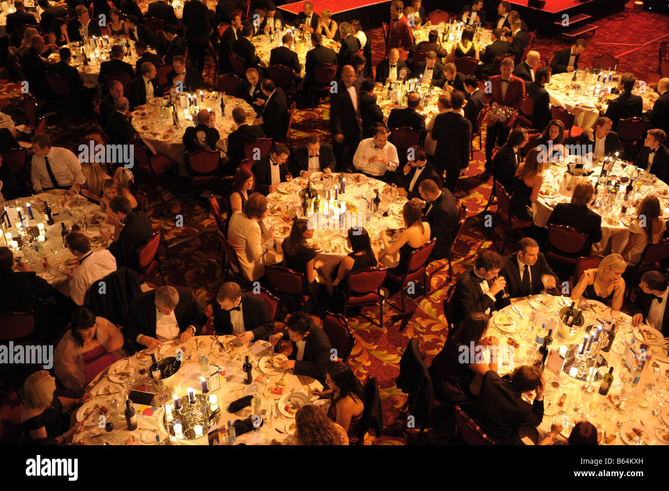 Grande soirée dîner fonctionne avec de nombreux tableaux de personnes. Une vue aérienne. Banque D'Images