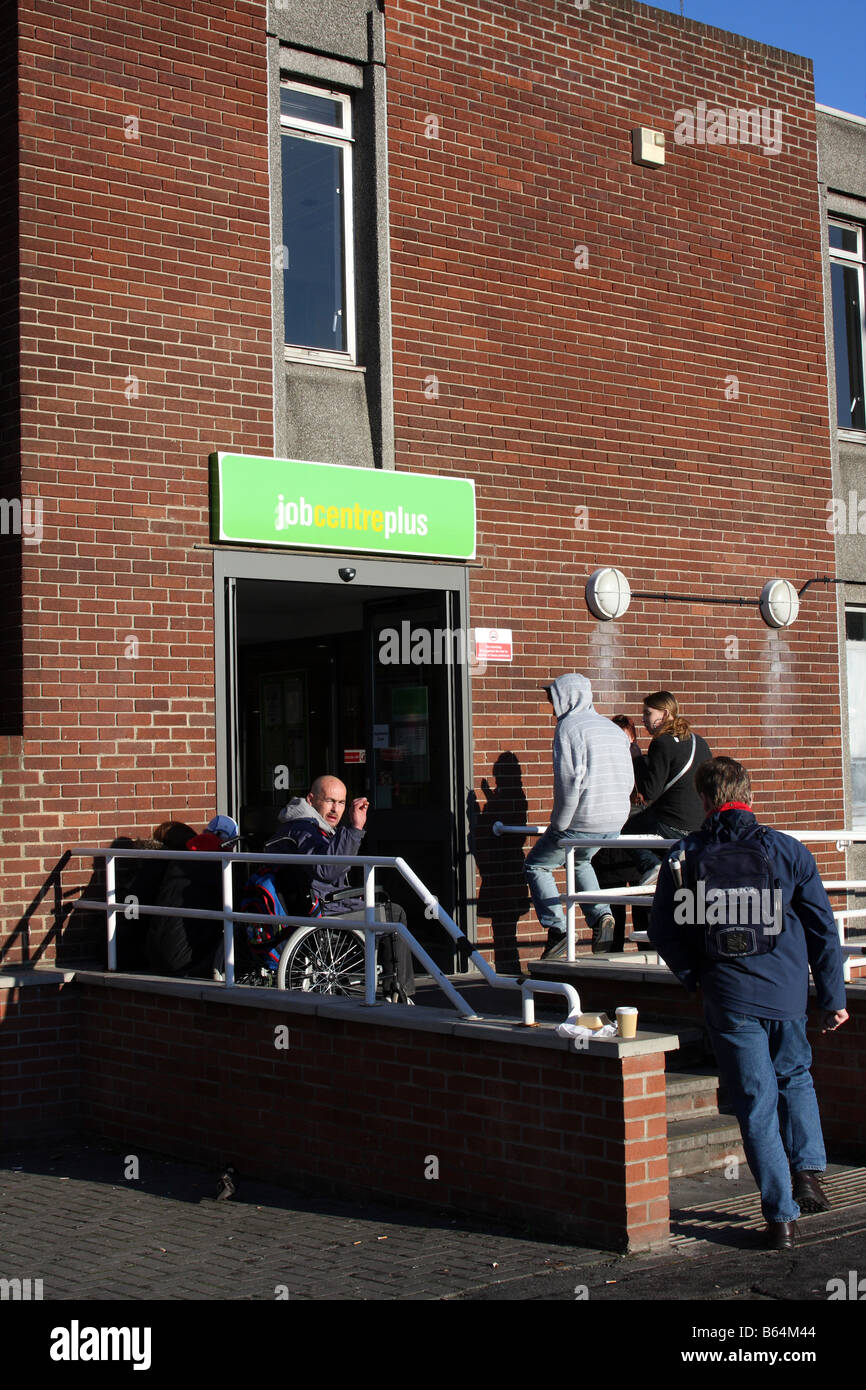 Les gens qui attendent à l'extérieur d'un Job Centre Plus, Station Street, Nottingham, Angleterre, Royaume-Uni Banque D'Images