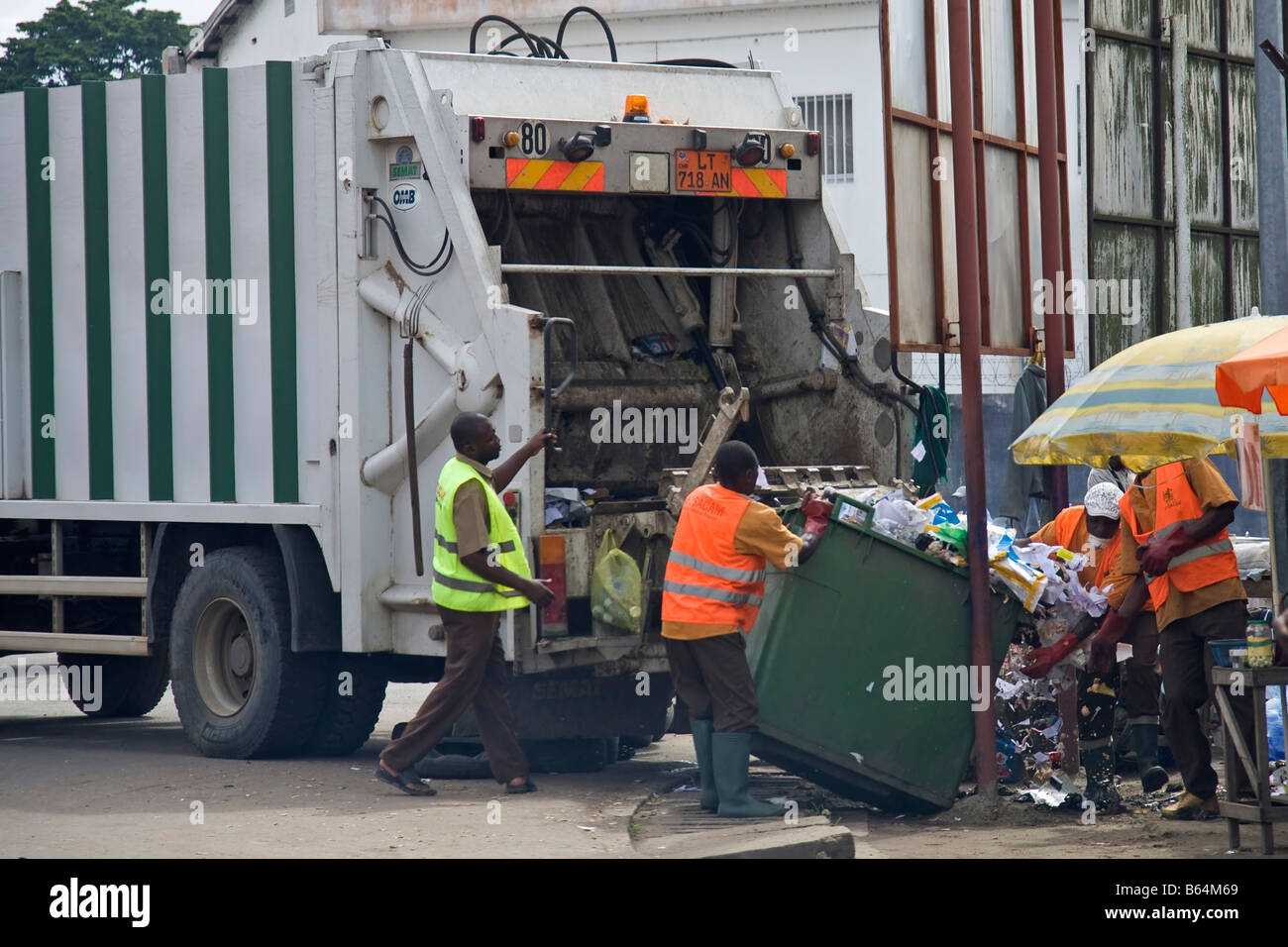 Collecte de déchets avec camion et employés, Douala, Cameroun, Afrique Banque D'Images