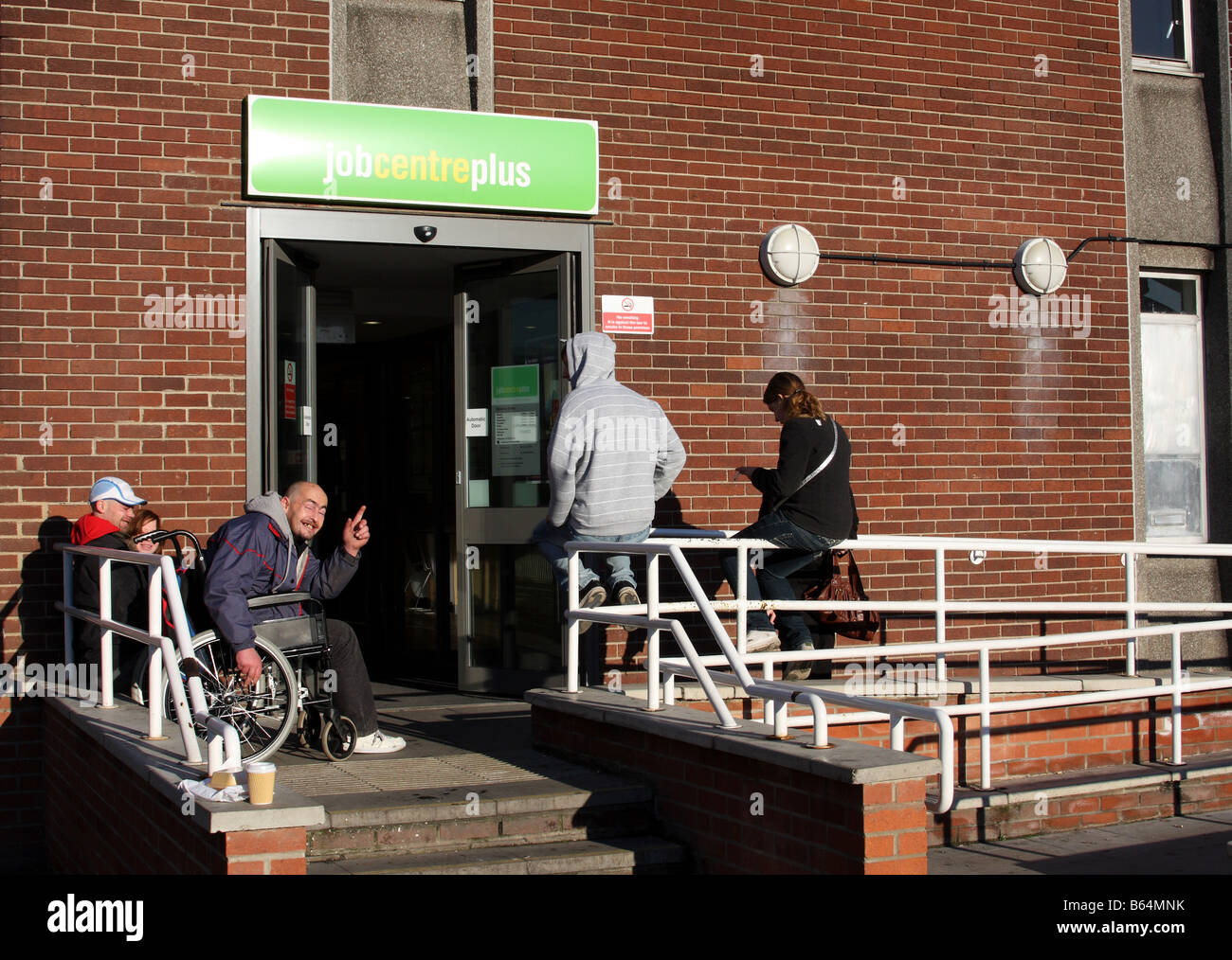 Les gens qui attendent à l'extérieur d'un Job Centre Plus, Station Street, Nottingham, Angleterre, Royaume-Uni Banque D'Images