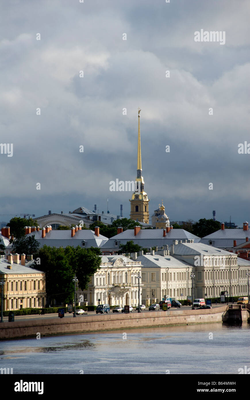 Bolshaya Neva avec flèche de la forteresse Pierre et Paul derrière St Petersburg Russie Banque D'Images