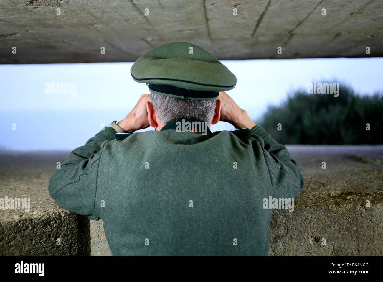 Un acteur vêtu comme un officier allemand donnant sur la Manche, à partir d'un bunker allemand Jour J en Normandie France Banque D'Images