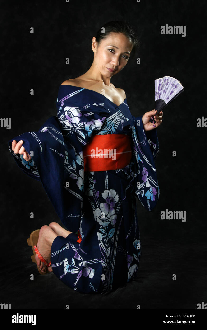 Femme japonaise dans un kimono bleu avec un ventilateur Banque D'Images
