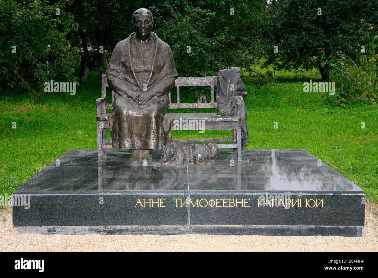 Monument à Anna Timofeyevna Gagarina (1903-1984), mère du premier humain dans l'espace Youri Gagarine à 3068 (anciennement Klushino), Russie Banque D'Images