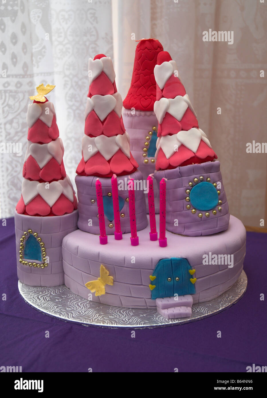Château de fantaisie pour enfants gâteau d'anniversaire Banque D'Images