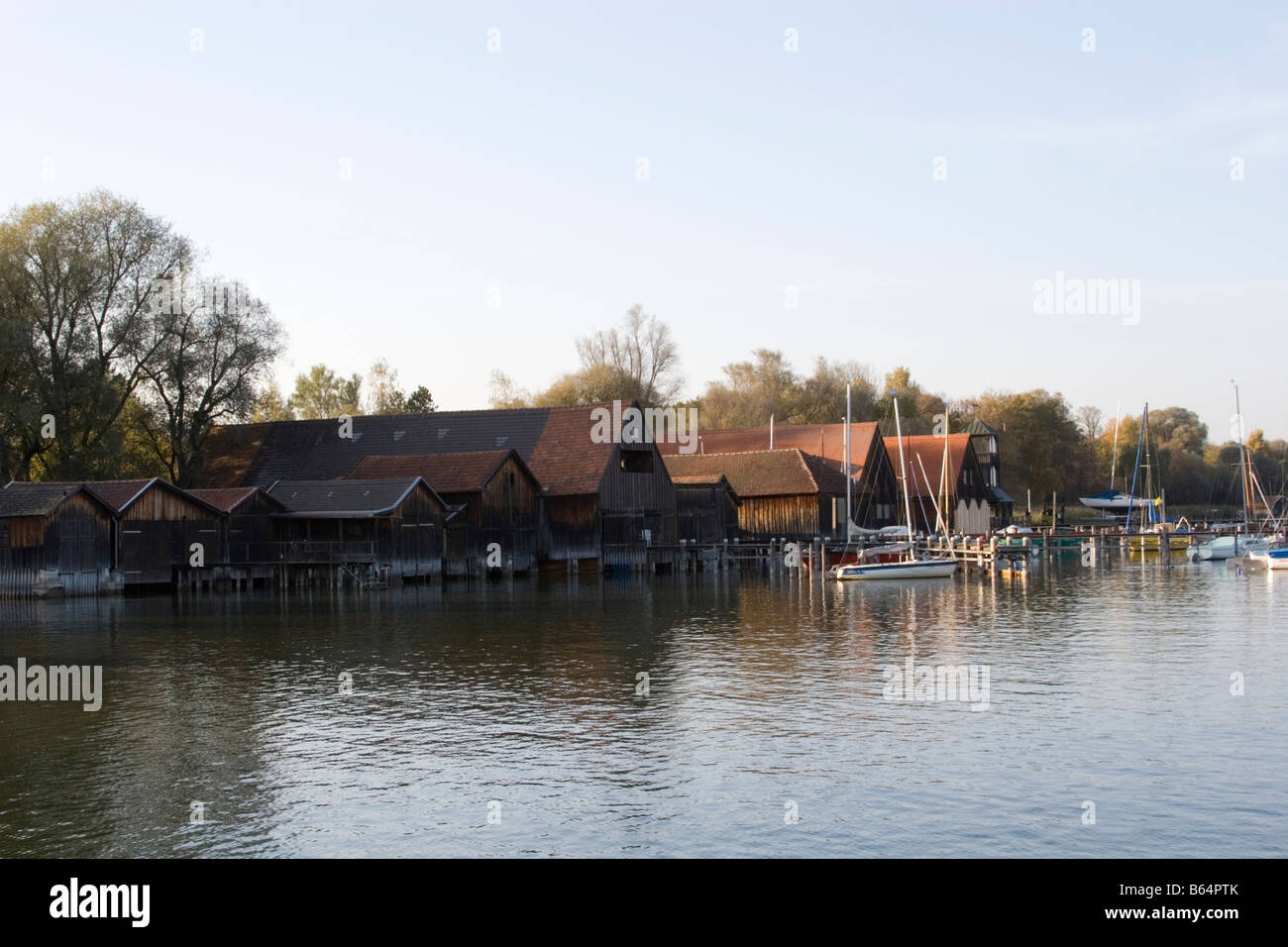 Les hangars à bateaux Ammersee après-midi automne Banque D'Images