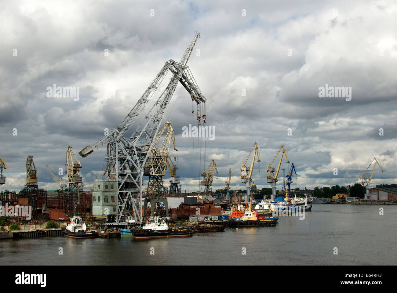 Grues et docks Neva St Petersburg Russie Banque D'Images