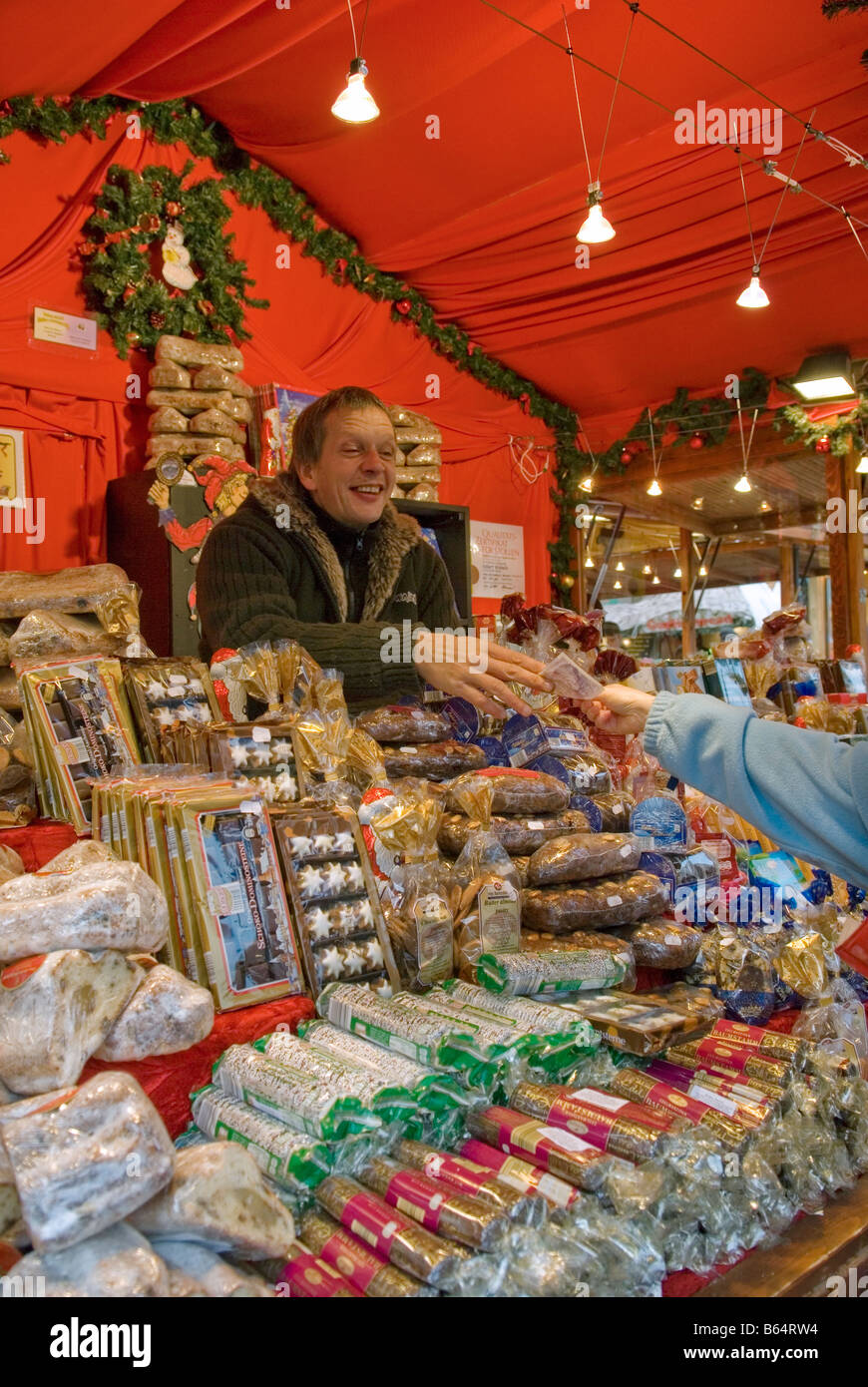 Confiserie allemande d'être vendus sur un stand au marché allemand de Francfort à Birmingham Banque D'Images