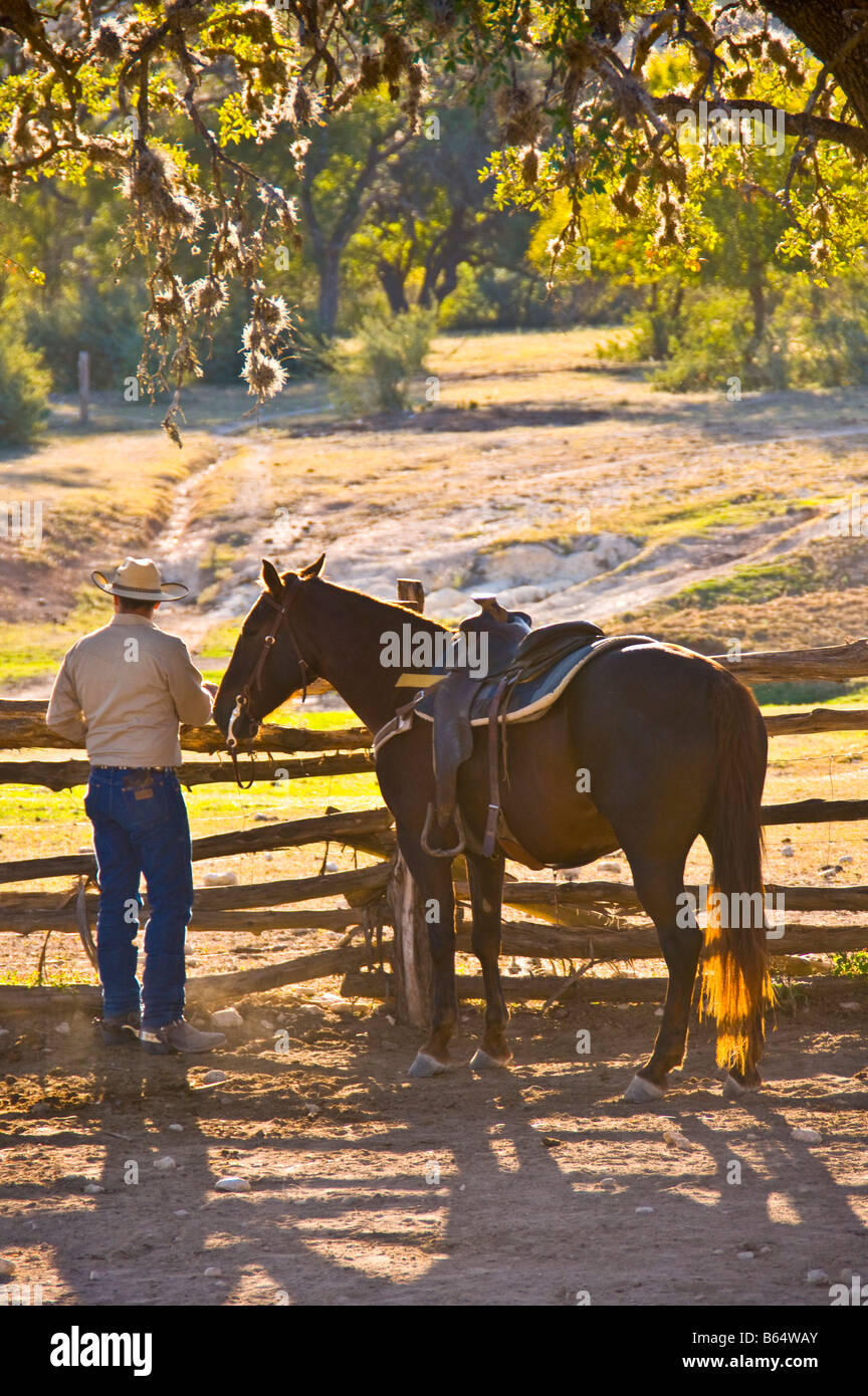 Texas Hill Country, Dixie dude ranch, cowboy de retourner à corral à jours fin Banque D'Images