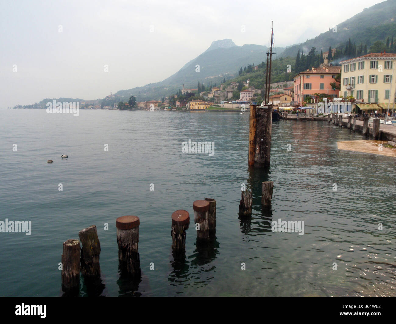 Rive du Lac de Garde le Lac de Garde, Vérone [/Brescia/trente, Veneto/Lombardie/du Trentin-Haut-Adige, Italie, Europe]. . Banque D'Images