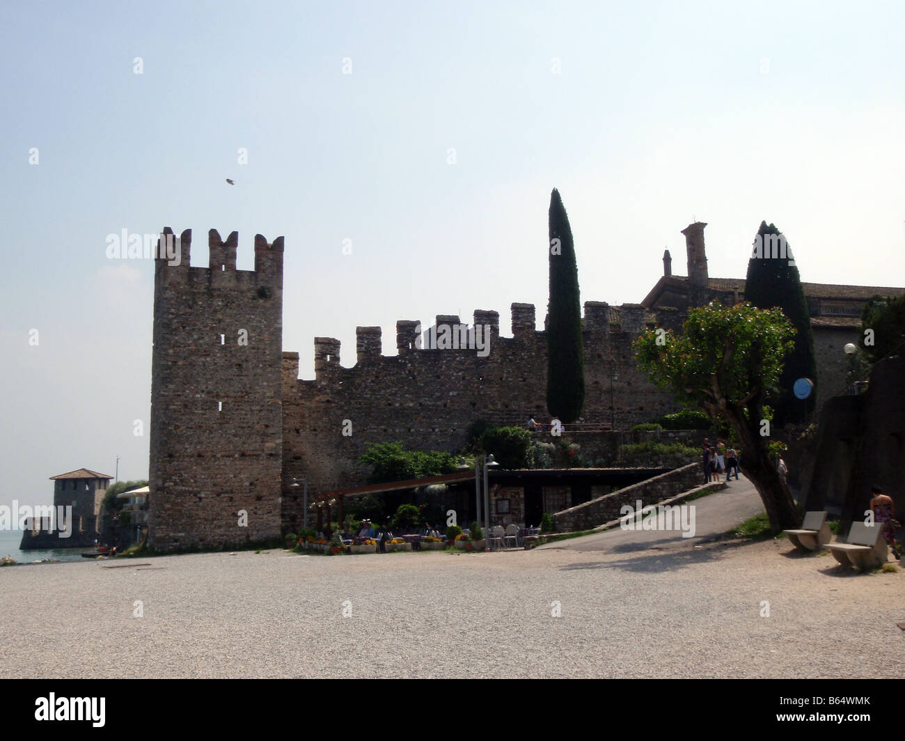 Le Château Scaliger à Sirmione [Comune di Sirmione, Lac de Garde, Brescia, Lombardie, Italie, Europe]. . Banque D'Images