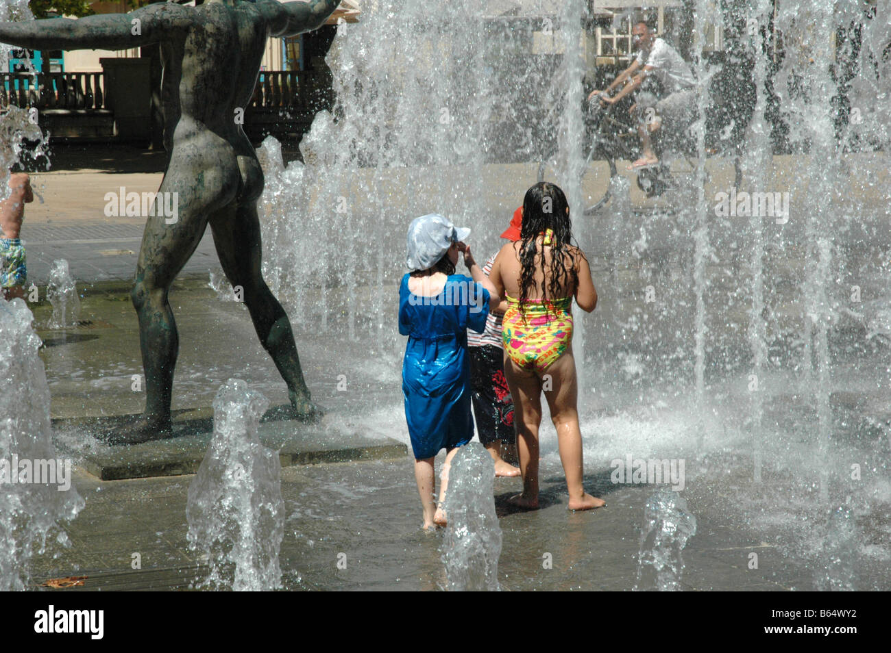 Les ENFANTS JOUENT À FOUNTAIN MOTPELIER LANGUEDOC FRANCE Banque D'Images