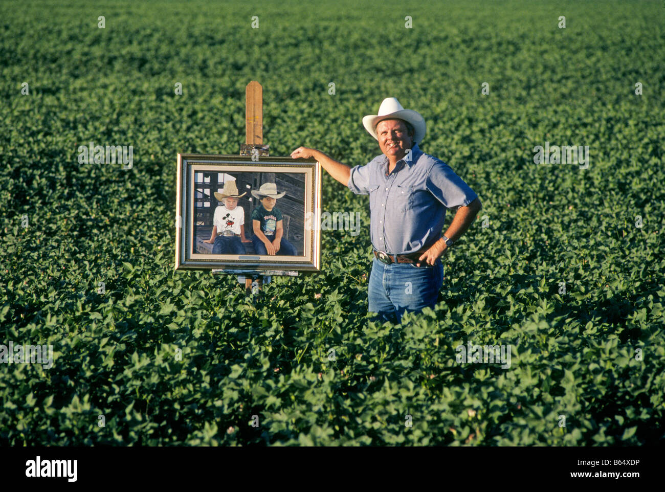 Un portrait de Carl Clapp bien connue de l'artiste dans son domaine agricole de coton avec une peinture de ses deux fils Banque D'Images