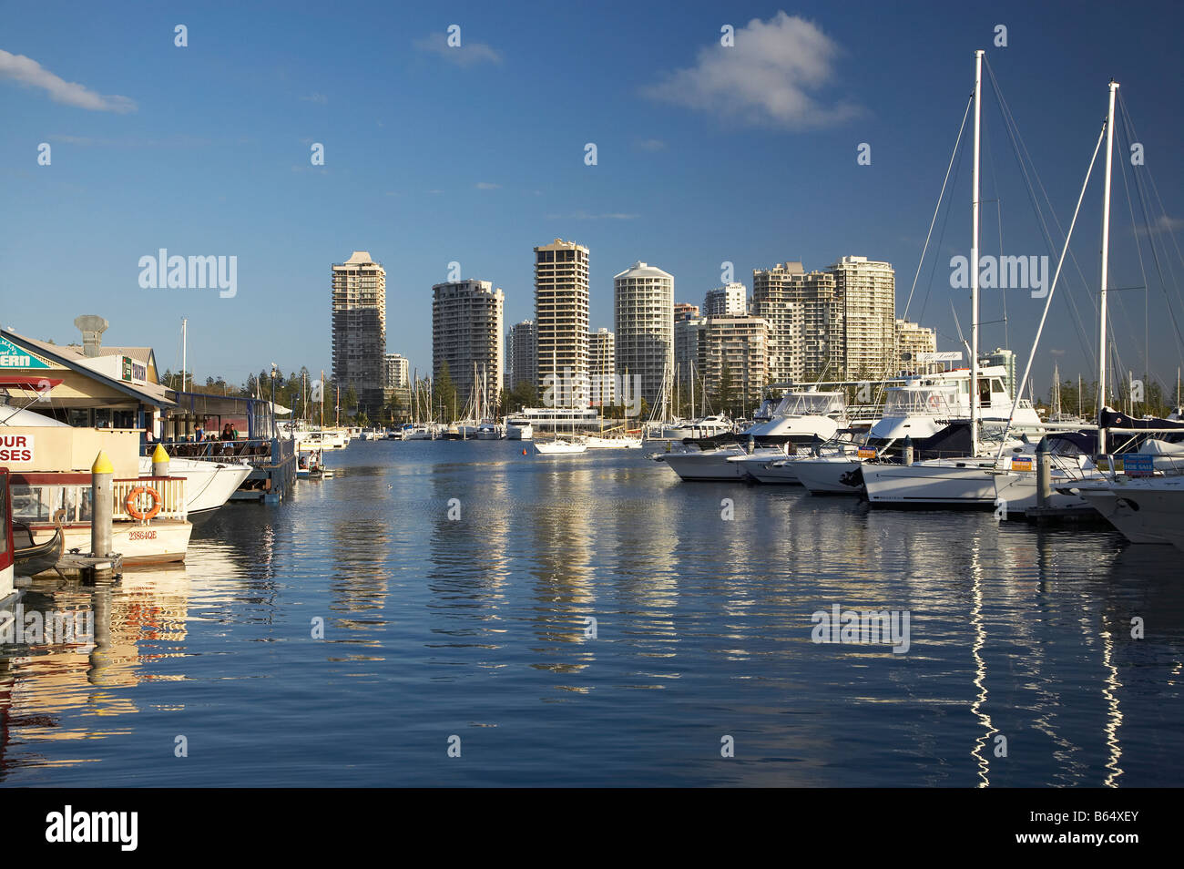 Mariners Cove Marina et les immeubles de grande hauteur Main Beach Gold Coast Queensland Australie Banque D'Images