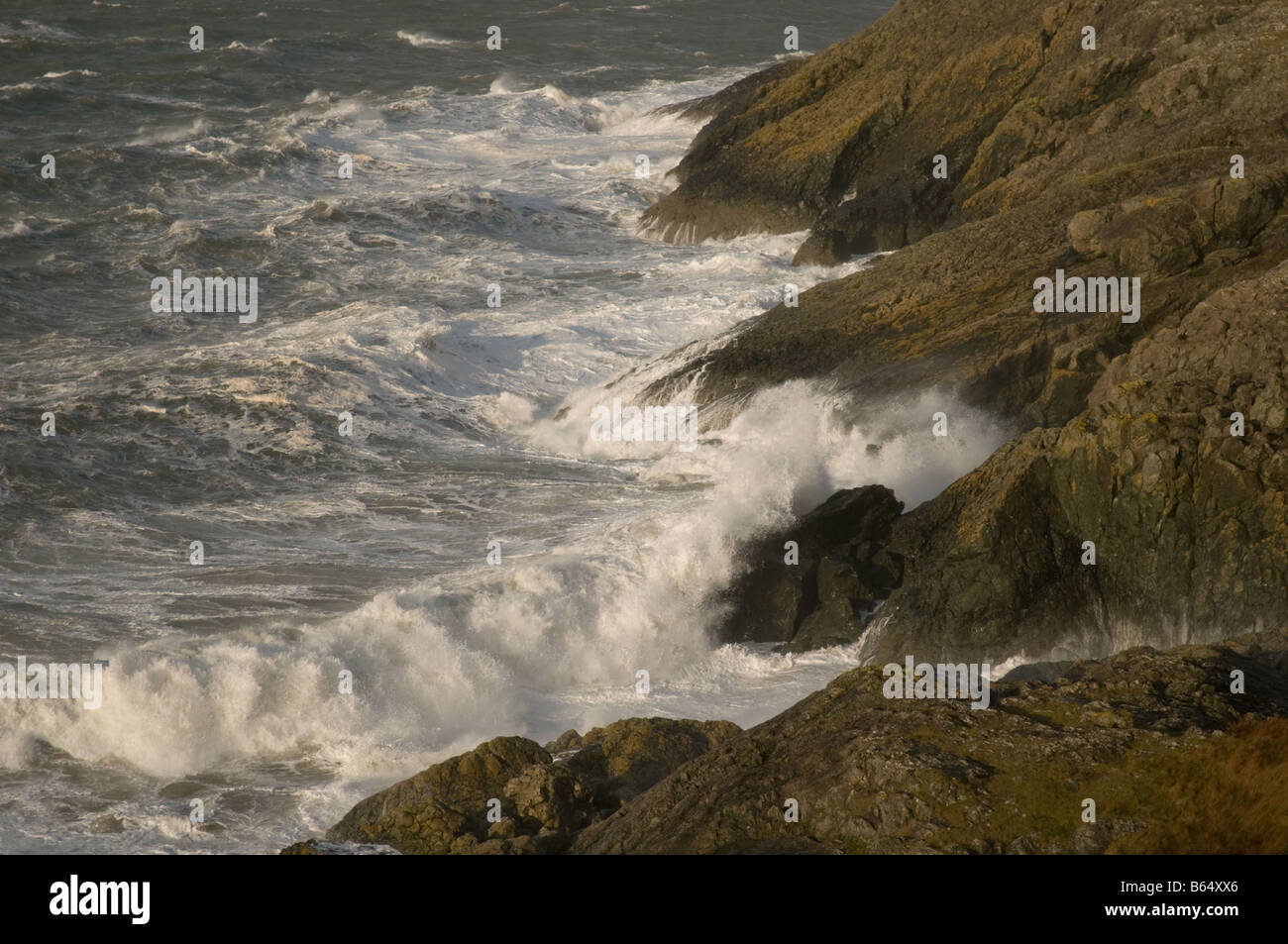 Mer Déchaînée et les vagues se brisant sur les rochers de la péninsule de Lleyn Nefyn North Wales UK Banque D'Images