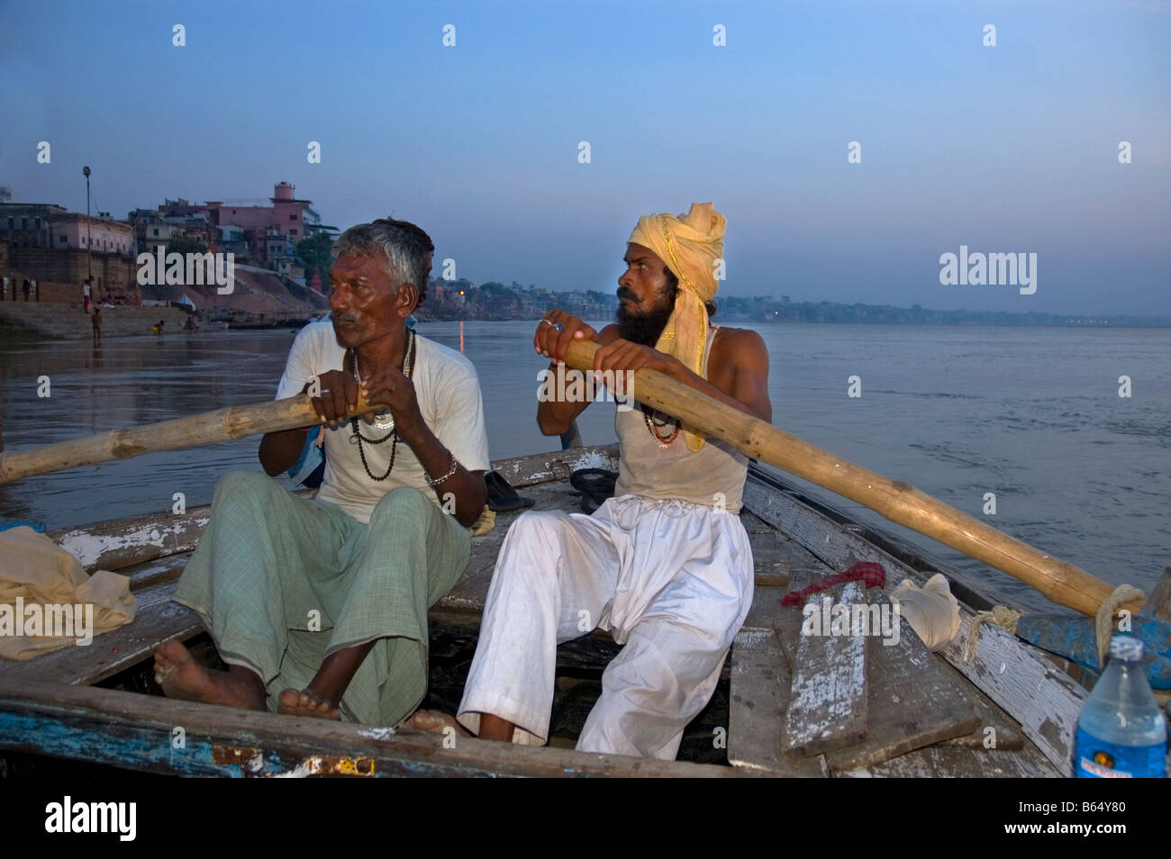 Ligne bateliers Bateau de tourisme au petit matin tour des ghats sur le Gange à Varanasi Inde Banque D'Images
