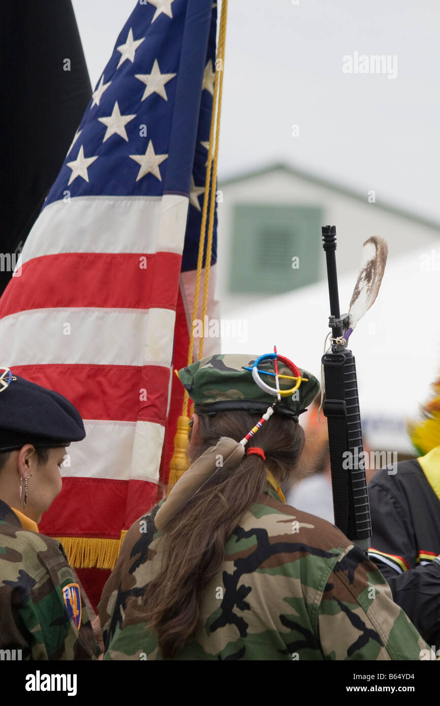 Les Américains autochtones de guérison à l'esprit cheval PowWow de Maryland portent un drapeau américain des armes à feu et décoré d'une plume. Banque D'Images