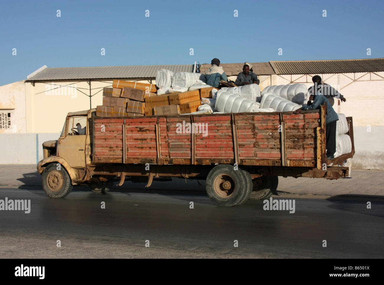 Les Français battus ont fait un camion à Nouadhibou Mauritanie Sahara occidental Banque D'Images